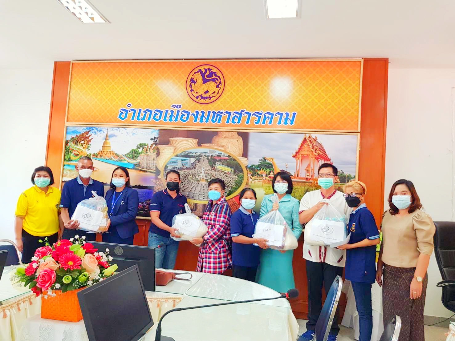 พช. มหาสารคาม รวมน้ำใจชมรมอาสาพัฒนาชุมชนจังหวัดมหาสารคามและผู้มีจิตศรัทธา มอบเงินทุนและถุงยังชีพช่วยเหลือ ผู้นำ อช. ที่ประสบภัยน้ำท่วม