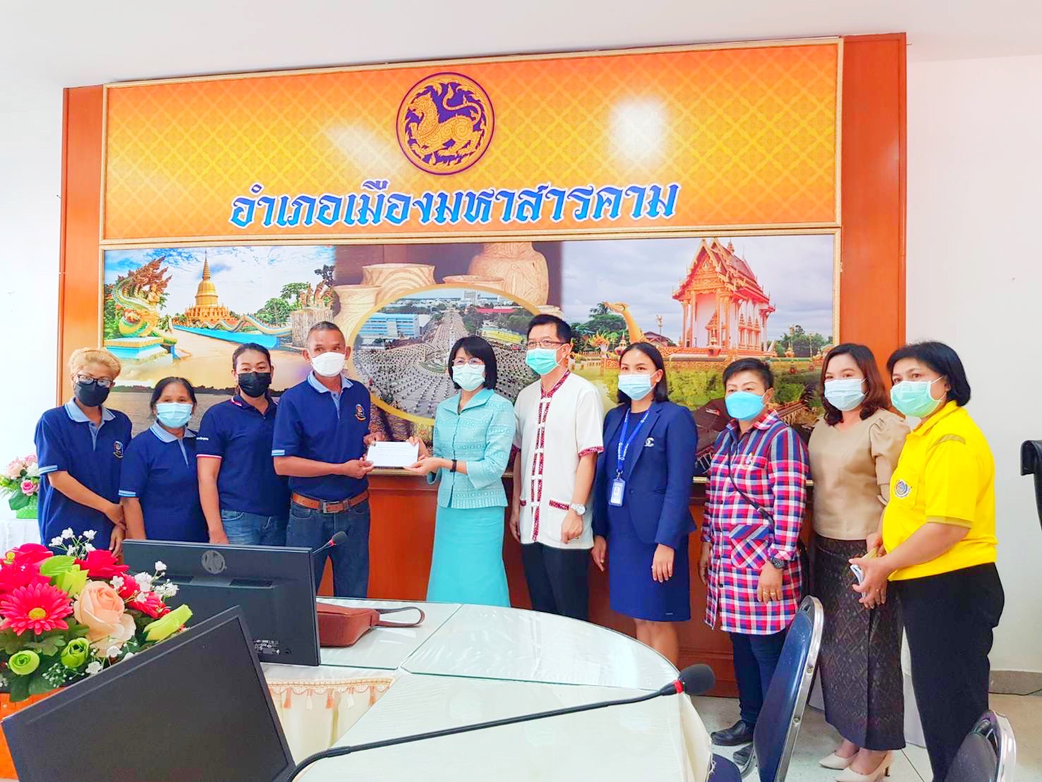 พช. มหาสารคาม รวมน้ำใจชมรมอาสาพัฒนาชุมชนจังหวัดมหาสารคามและผู้มีจิตศรัทธา มอบเงินทุนและถุงยังชีพช่วยเหลือ ผู้นำ อช. ที่ประสบภัยน้ำท่วม