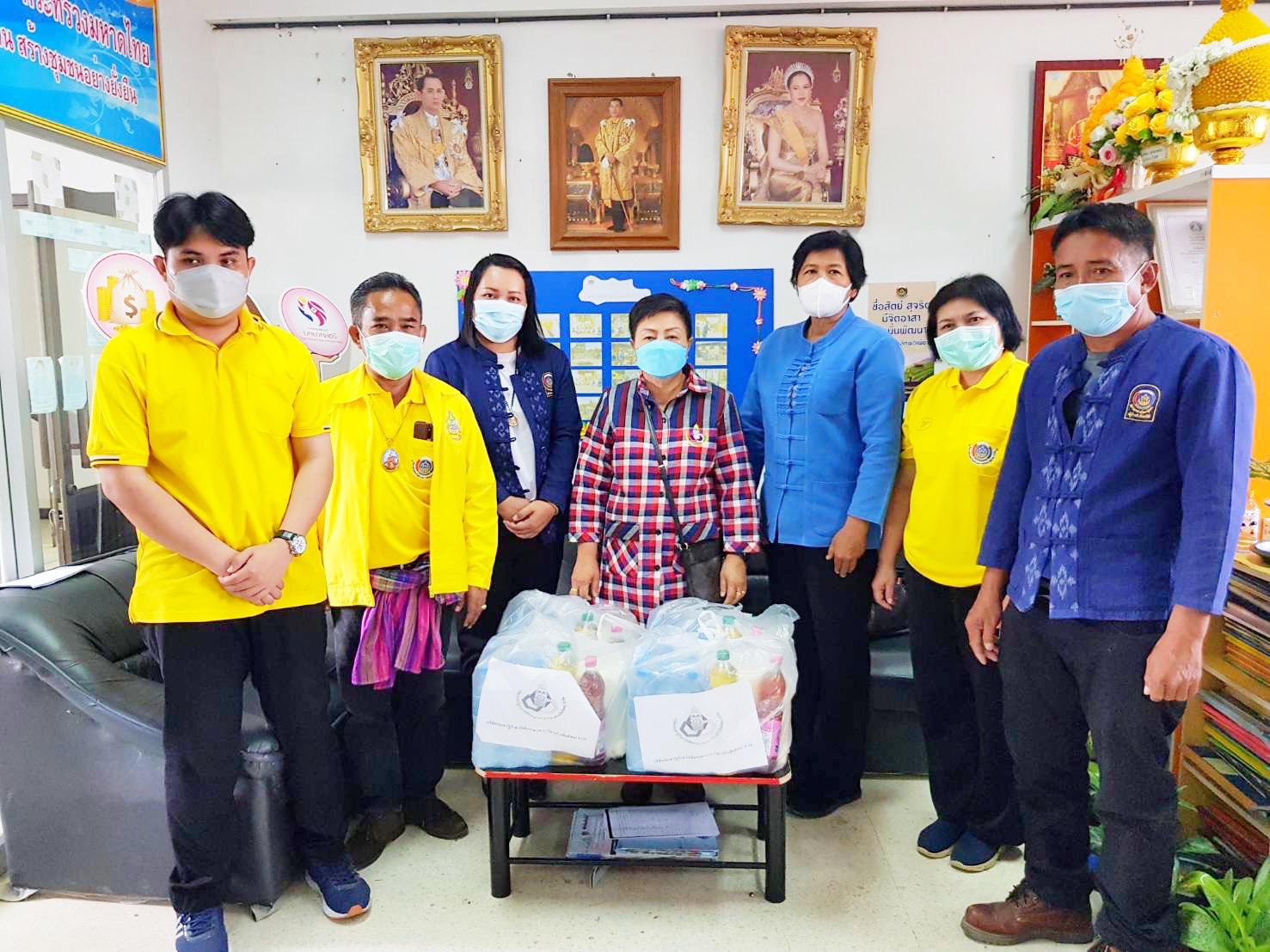 พช. มหาสารคาม รวมน้ำใจชมรมอาสาพัฒนาชุมชนจังหวัดมหาสารคามและผู้มีจิตศรัทธา มอบเงินทุนและถุงยังชีพช่วยเหลือ ผู้นำ อช. ที่ประสบภัยน้ำท่วม