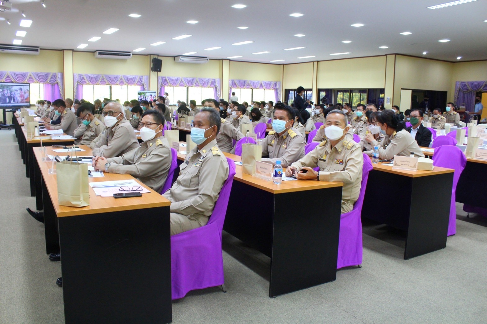 พช.มหาสารคาม ร่วมประชุมคณะกรมการจังหวัดมหาสารคาม ประจำเดือน พฤศจิกายน 2564 พร้อมร่วมพิธีมอบเกียรติบัตร ผู้ชนะการประกวดศิลปิน OTOP ปีงบประมาณ พ.ศ. 2564