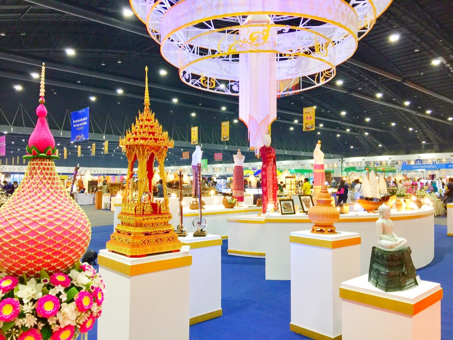 พช.มหาสารคาม นำกลุ่มผู้ผลิต ผู้ประกอบการ OTOP เข้าร่วมจำหน่ายสินค้า ในงานโอทอปไทย สู้ภัยโควิด – 19 ณ อิมแพ็ค เมืองทองธานี โกยรายได้วันแรกเฉียดครึ่งล้าน