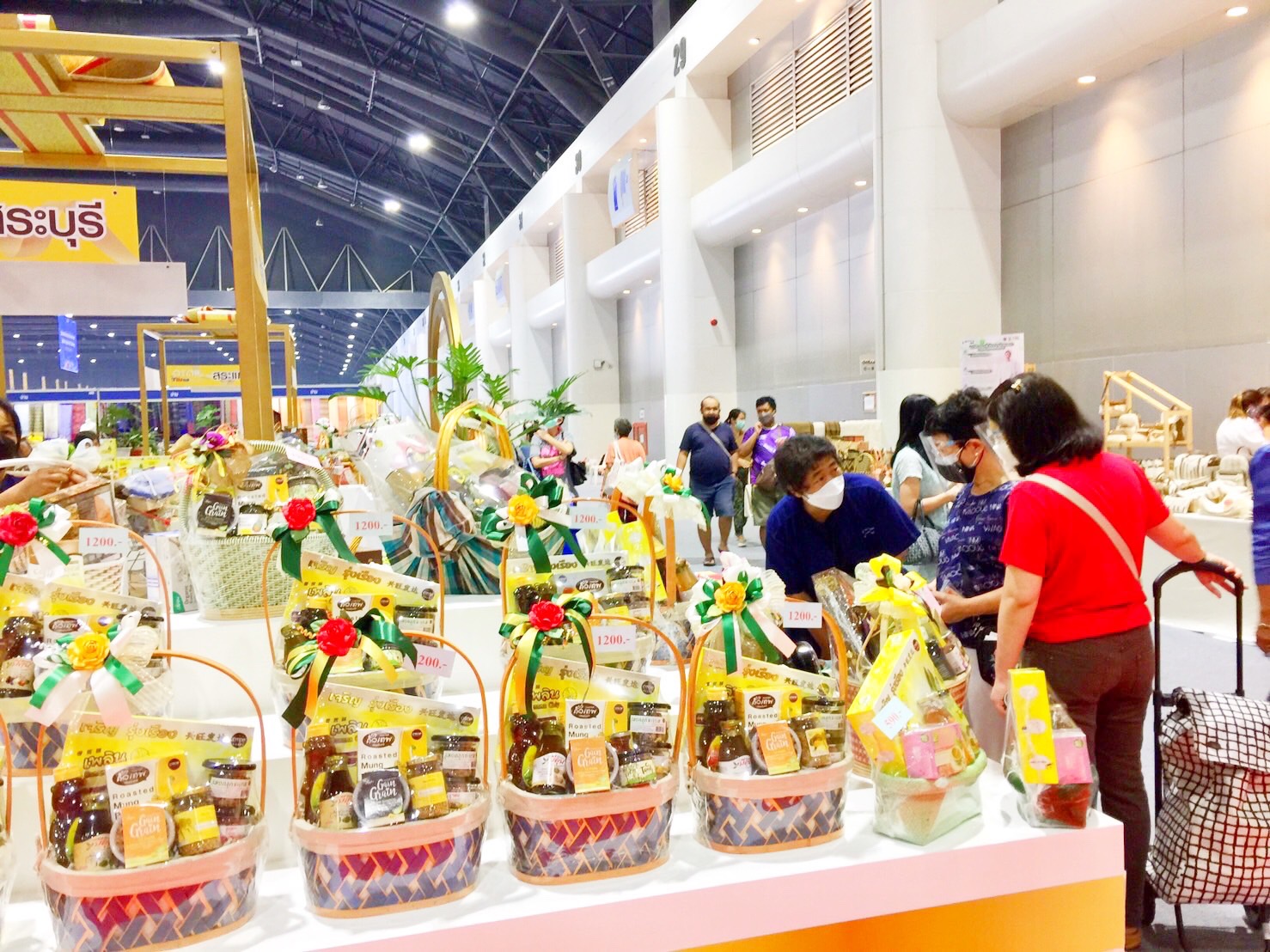พช.มหาสารคาม นำกลุ่มผู้ผลิต ผู้ประกอบการ OTOP เข้าร่วมจำหน่ายสินค้า ในงานโอทอปไทย สู้ภัยโควิด – 19 ณ อิมแพ็ค เมืองทองธานี โกยรายได้วันแรกเฉียดครึ่งล้าน