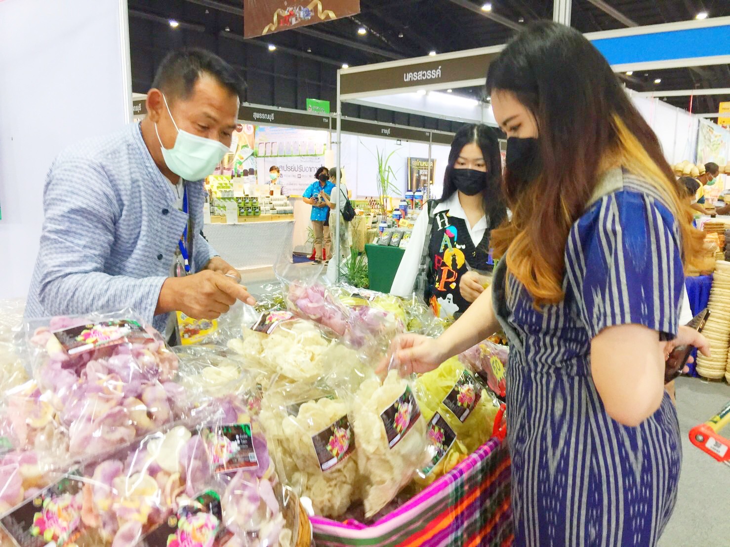 พช.มหาสารคาม นำกลุ่มผู้ผลิต ผู้ประกอบการ OTOP เข้าร่วมจำหน่ายสินค้า ในงานโอทอปไทย สู้ภัยโควิด – 19 ณ อิมแพ็ค เมืองทองธานี โกยรายได้วันแรกเฉียดครึ่งล้าน