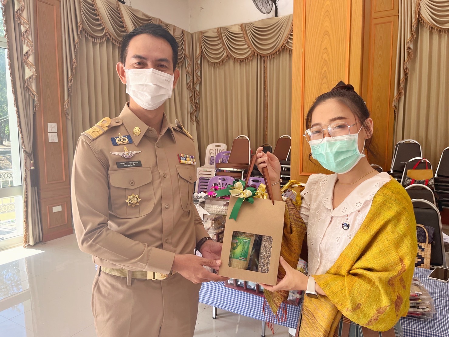 ?? ผู้ว่ามหาสารคาม ชวนชอปกระเช้า OTOP ของขวัญปีใหม่ กระตุ้นเศรษฐกิจกระจายรายได้สู่ชุมชน