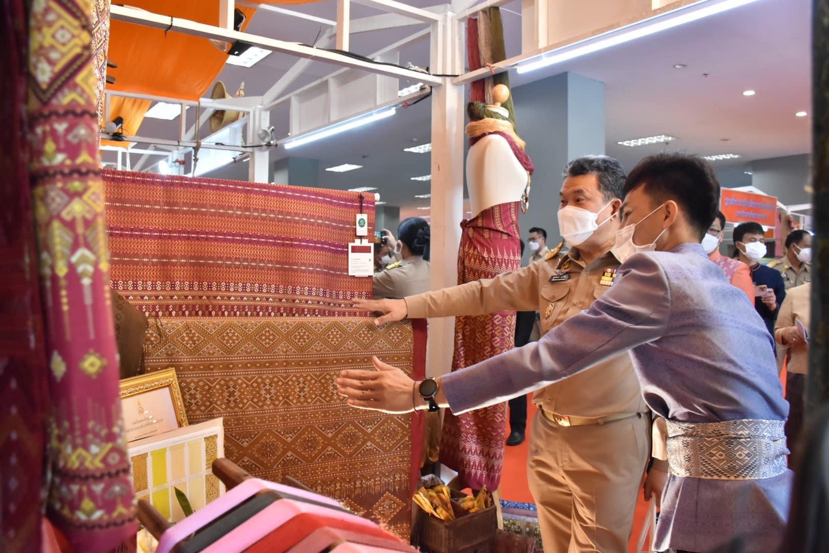 สมเด็จพระเจ้าลูกเธอ เจ้าฟ้าสิริวัณณวรี นารีรัตนราชกัญญา เสด็จทรงเป็นประธานงานเสวนาวิชาการ” หนังสือแนวโน้มและทิศทางผ้าไทยและเครื่องแต่งกายด้วยผ้าไทยเล่มที่ 2 และทอดพระเนตรนิทรรศการกลุ่มทอผ้าไหม และการจัดงานแสดงผลิตภัณฑ์ผ้าไทย และงานหัตถกรรมชุมชนภาคตะวันออกเฉียงเหนือ