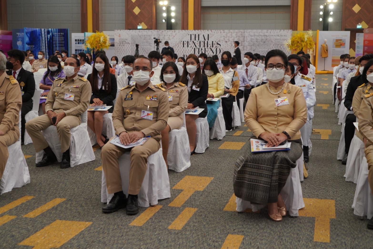 สมเด็จพระเจ้าลูกเธอ เจ้าฟ้าสิริวัณณวรี นารีรัตนราชกัญญา เสด็จทรงเป็นประธานงานเสวนาวิชาการ” หนังสือแนวโน้มและทิศทางผ้าไทยและเครื่องแต่งกายด้วยผ้าไทยเล่มที่ 2 และทอดพระเนตรนิทรรศการกลุ่มทอผ้าไหม และการจัดงานแสดงผลิตภัณฑ์ผ้าไทย และงานหัตถกรรมชุมชนภาคตะวันออกเฉียงเหนือ