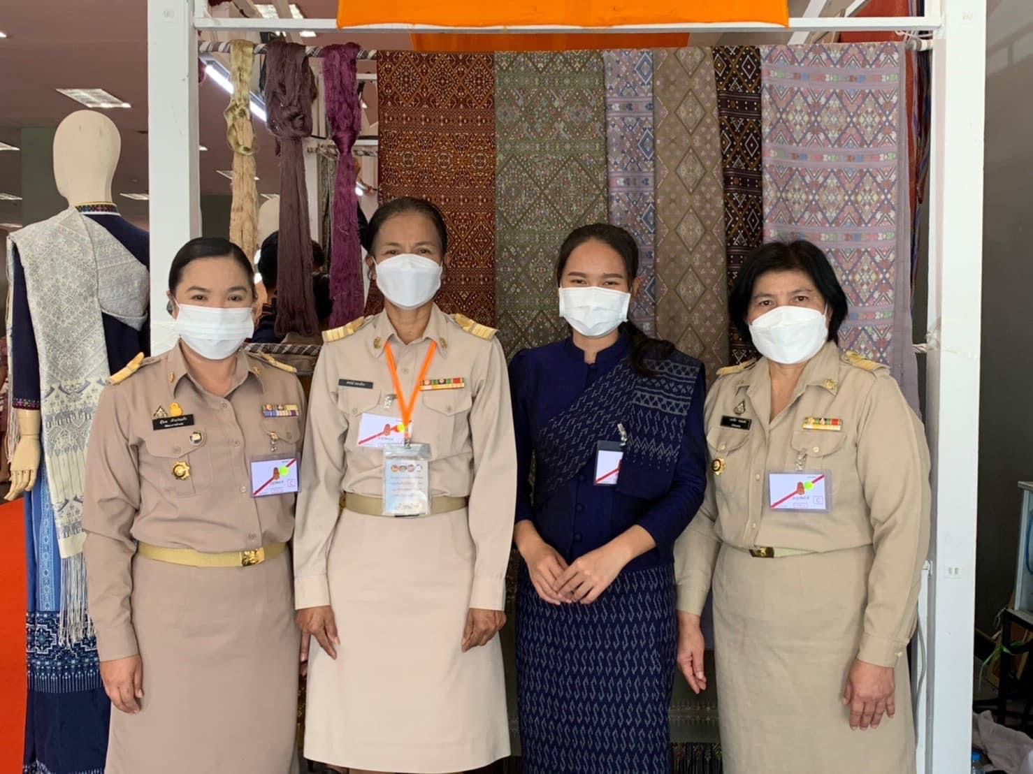 สมเด็จพระเจ้าลูกเธอ เจ้าฟ้าสิริวัณณวรี นารีรัตนราชกัญญา เสด็จทรงเป็นประธานงานเสวนาวิชาการ” หนังสือแนวโน้มและทิศทางผ้าไทยและเครื่องแต่งกายด้วยผ้าไทยเล่มที่ 2 และทอดพระเนตรนิทรรศการกลุ่มทอผ้าไหม และการจัดงานแสดงผลิตภัณฑ์ผ้าไทย และงานหัตถกรรมชุมชนภาคตะวันออกเฉียงเหนือ