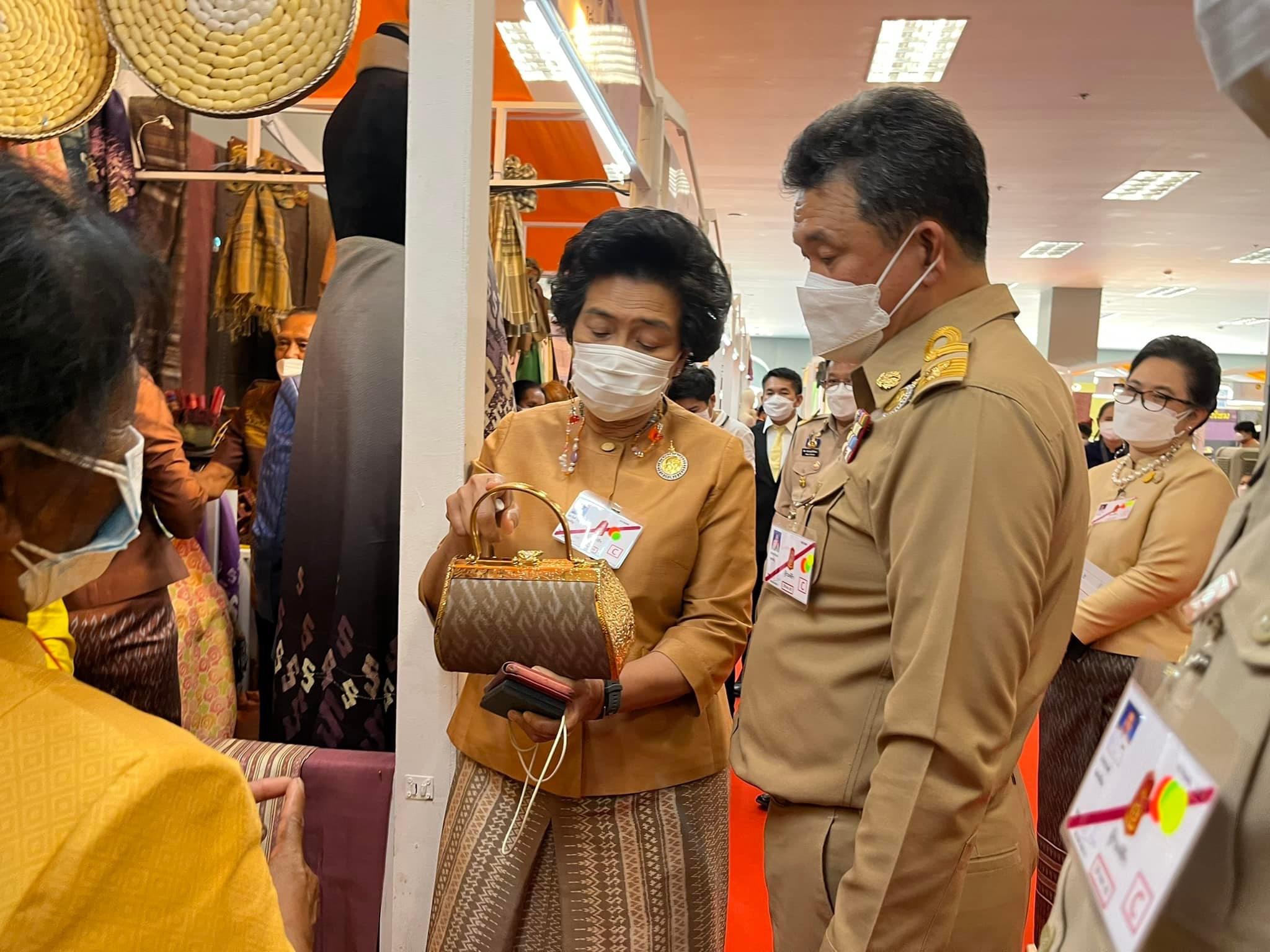 สมเด็จพระเจ้าลูกเธอ เจ้าฟ้าสิริวัณณวรี นารีรัตนราชกัญญา เสด็จทรงเป็นประธานงานเสวนาวิชาการ” หนังสือแนวโน้มและทิศทางผ้าไทยและเครื่องแต่งกายด้วยผ้าไทยเล่มที่ 2 และทอดพระเนตรนิทรรศการกลุ่มทอผ้าไหม และการจัดงานแสดงผลิตภัณฑ์ผ้าไทย และงานหัตถกรรมชุมชนภาคตะวันออกเฉียงเหนือ