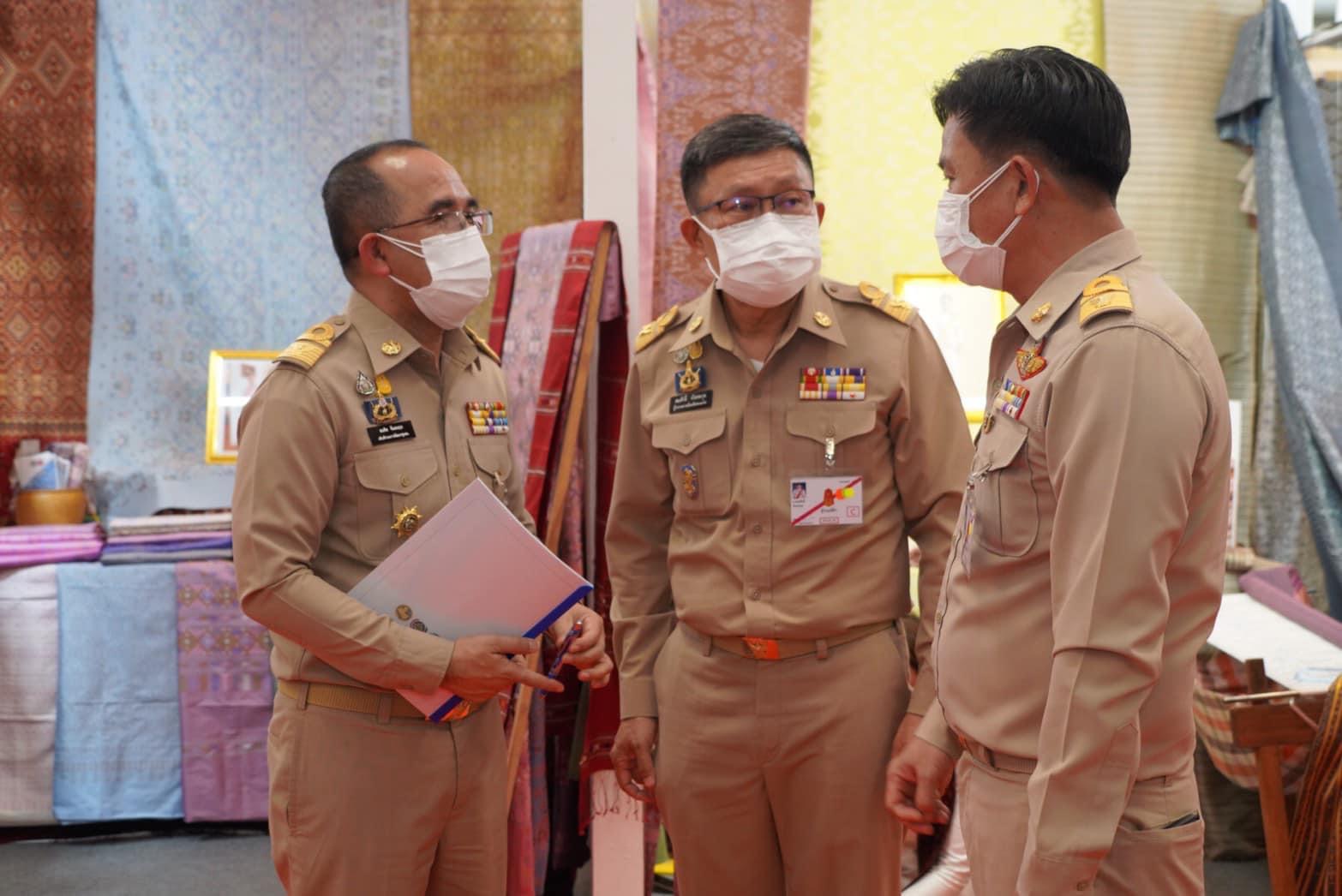 สมเด็จพระเจ้าลูกเธอ เจ้าฟ้าสิริวัณณวรี นารีรัตนราชกัญญา เสด็จทรงเป็นประธานงานเสวนาวิชาการ” หนังสือแนวโน้มและทิศทางผ้าไทยและเครื่องแต่งกายด้วยผ้าไทยเล่มที่ 2 และทอดพระเนตรนิทรรศการกลุ่มทอผ้าไหม และการจัดงานแสดงผลิตภัณฑ์ผ้าไทย และงานหัตถกรรมชุมชนภาคตะวันออกเฉียงเหนือ