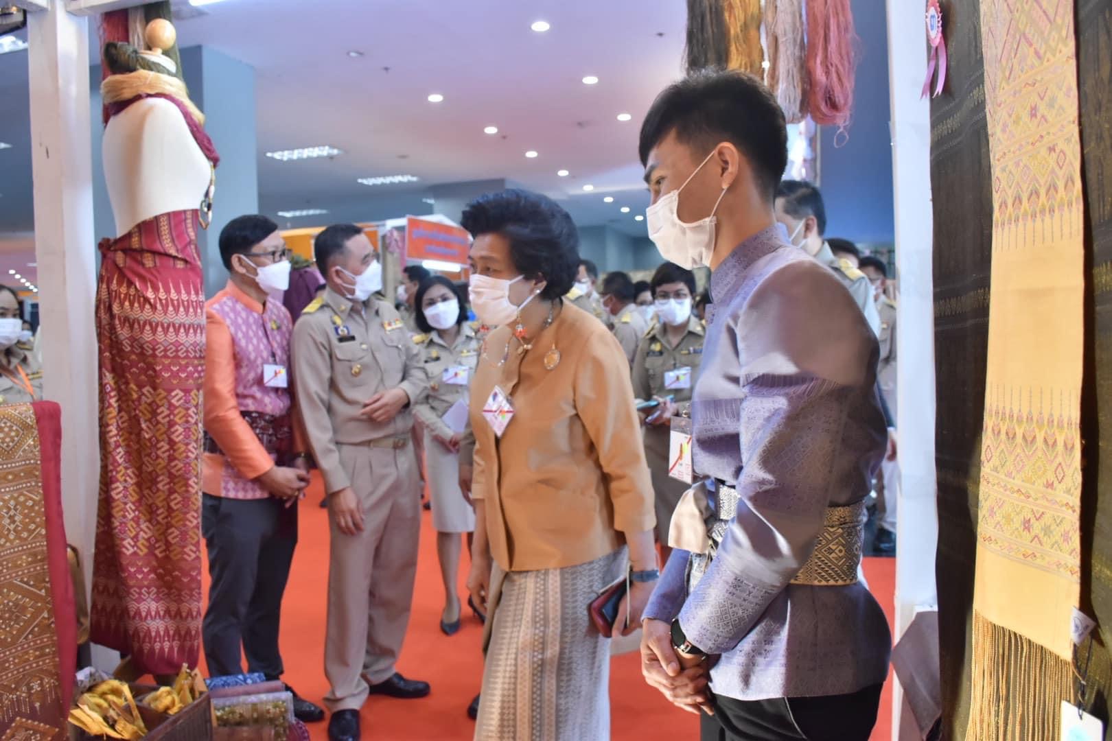 สมเด็จพระเจ้าลูกเธอ เจ้าฟ้าสิริวัณณวรี นารีรัตนราชกัญญา เสด็จทรงเป็นประธานงานเสวนาวิชาการ” หนังสือแนวโน้มและทิศทางผ้าไทยและเครื่องแต่งกายด้วยผ้าไทยเล่มที่ 2 และทอดพระเนตรนิทรรศการกลุ่มทอผ้าไหม และการจัดงานแสดงผลิตภัณฑ์ผ้าไทย และงานหัตถกรรมชุมชนภาคตะวันออกเฉียงเหนือ