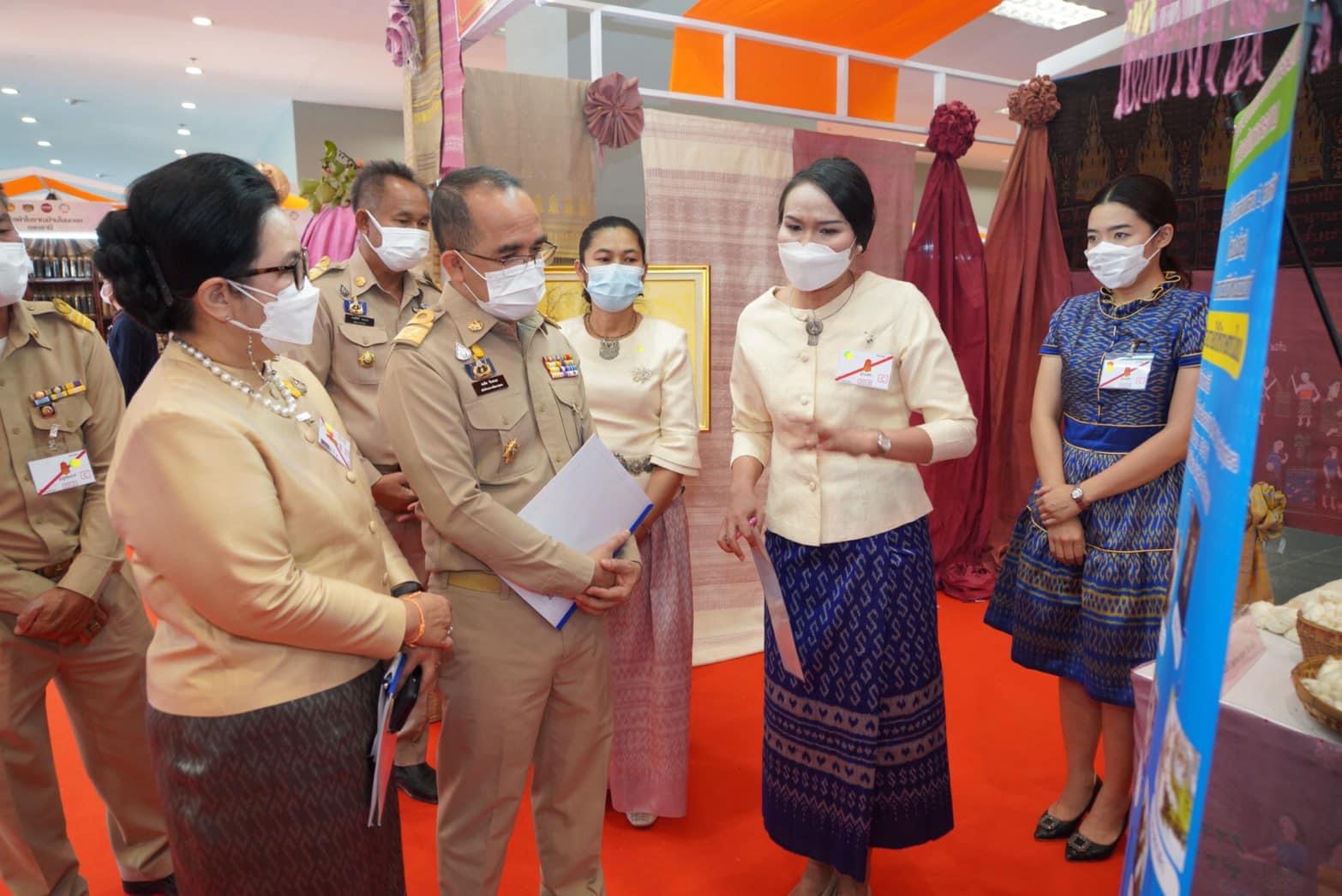 สมเด็จพระเจ้าลูกเธอ เจ้าฟ้าสิริวัณณวรี นารีรัตนราชกัญญา เสด็จทรงเป็นประธานงานเสวนาวิชาการ” หนังสือแนวโน้มและทิศทางผ้าไทยและเครื่องแต่งกายด้วยผ้าไทยเล่มที่ 2 และทอดพระเนตรนิทรรศการกลุ่มทอผ้าไหม และการจัดงานแสดงผลิตภัณฑ์ผ้าไทย และงานหัตถกรรมชุมชนภาคตะวันออกเฉียงเหนือ