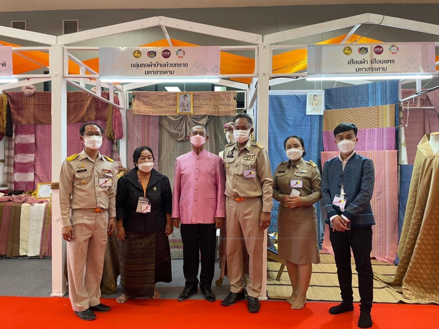 สมเด็จพระเจ้าลูกเธอ เจ้าฟ้าสิริวัณณวรี นารีรัตนราชกัญญา เสด็จทรงเป็นประธานงานเสวนาวิชาการ” หนังสือแนวโน้มและทิศทางผ้าไทยและเครื่องแต่งกายด้วยผ้าไทยเล่มที่ 2 และทอดพระเนตรนิทรรศการกลุ่มทอผ้าไหม และการจัดงานแสดงผลิตภัณฑ์ผ้าไทย และงานหัตถกรรมชุมชนภาคตะวันออกเฉียงเหนือ