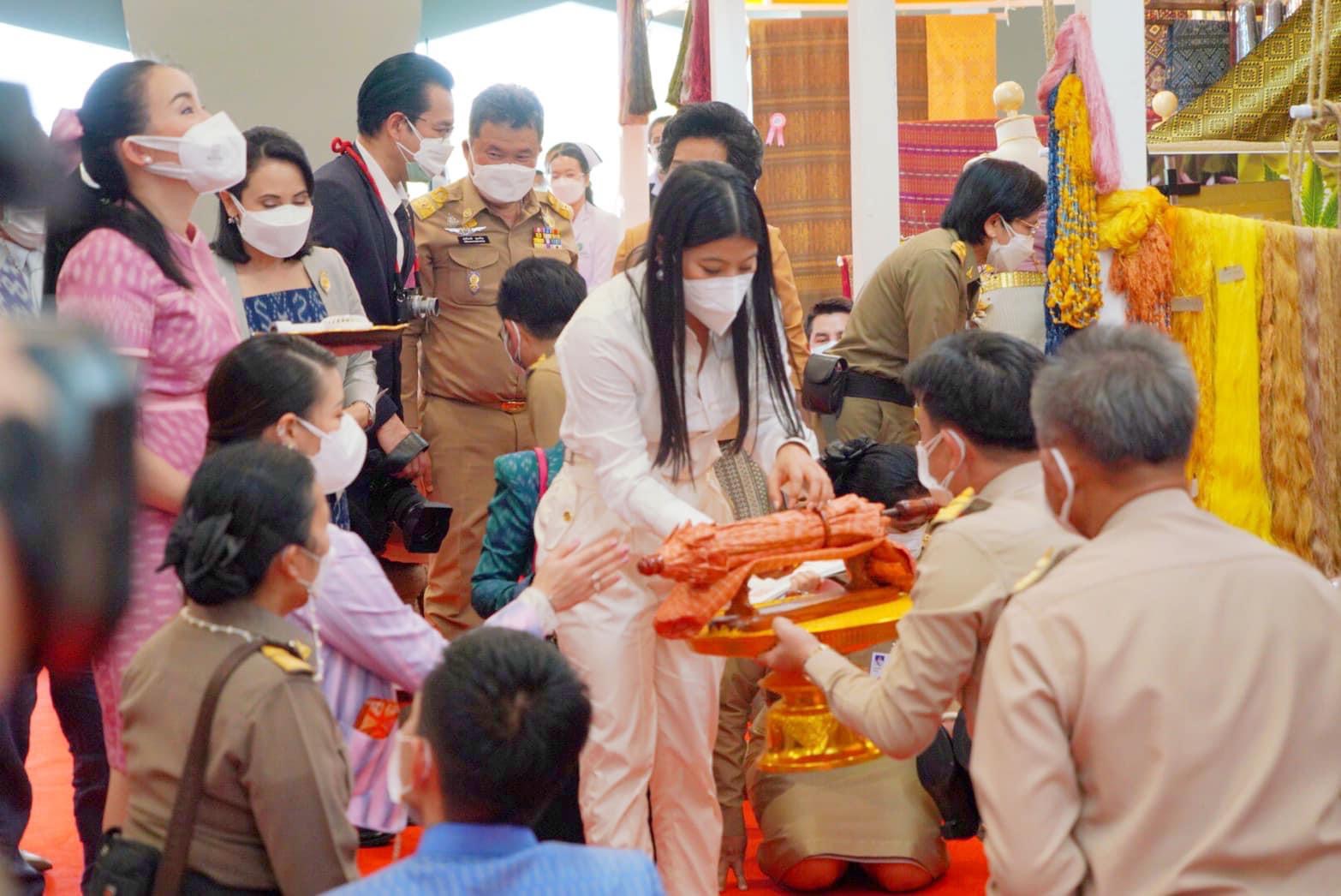 สมเด็จพระเจ้าลูกเธอ เจ้าฟ้าสิริวัณณวรี นารีรัตนราชกัญญา เสด็จทรงเป็นประธานงานเสวนาวิชาการ” หนังสือแนวโน้มและทิศทางผ้าไทยและเครื่องแต่งกายด้วยผ้าไทยเล่มที่ 2 และทอดพระเนตรนิทรรศการกลุ่มทอผ้าไหม และการจัดงานแสดงผลิตภัณฑ์ผ้าไทย และงานหัตถกรรมชุมชนภาคตะวันออกเฉียงเหนือ
