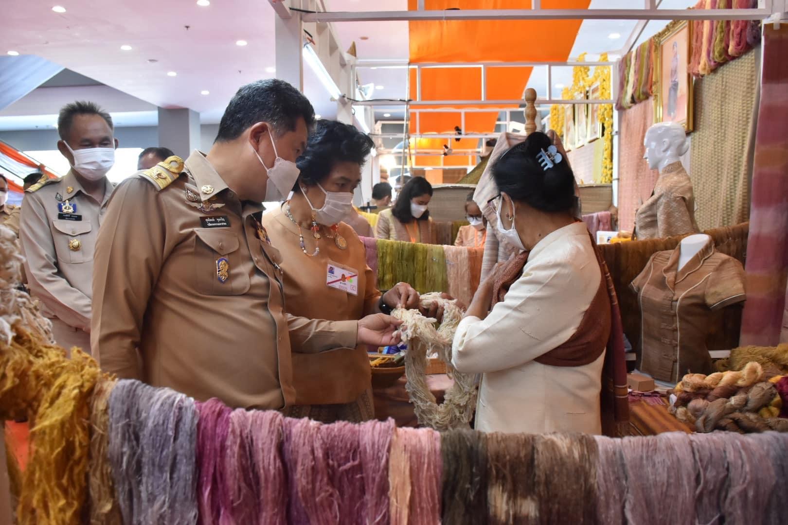 สมเด็จพระเจ้าลูกเธอ เจ้าฟ้าสิริวัณณวรี นารีรัตนราชกัญญา เสด็จทรงเป็นประธานงานเสวนาวิชาการ” หนังสือแนวโน้มและทิศทางผ้าไทยและเครื่องแต่งกายด้วยผ้าไทยเล่มที่ 2 และทอดพระเนตรนิทรรศการกลุ่มทอผ้าไหม และการจัดงานแสดงผลิตภัณฑ์ผ้าไทย และงานหัตถกรรมชุมชนภาคตะวันออกเฉียงเหนือ