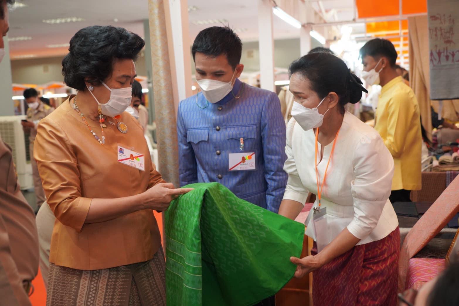 สมเด็จพระเจ้าลูกเธอ เจ้าฟ้าสิริวัณณวรี นารีรัตนราชกัญญา เสด็จทรงเป็นประธานงานเสวนาวิชาการ” หนังสือแนวโน้มและทิศทางผ้าไทยและเครื่องแต่งกายด้วยผ้าไทยเล่มที่ 2 และทอดพระเนตรนิทรรศการกลุ่มทอผ้าไหม และการจัดงานแสดงผลิตภัณฑ์ผ้าไทย และงานหัตถกรรมชุมชนภาคตะวันออกเฉียงเหนือ