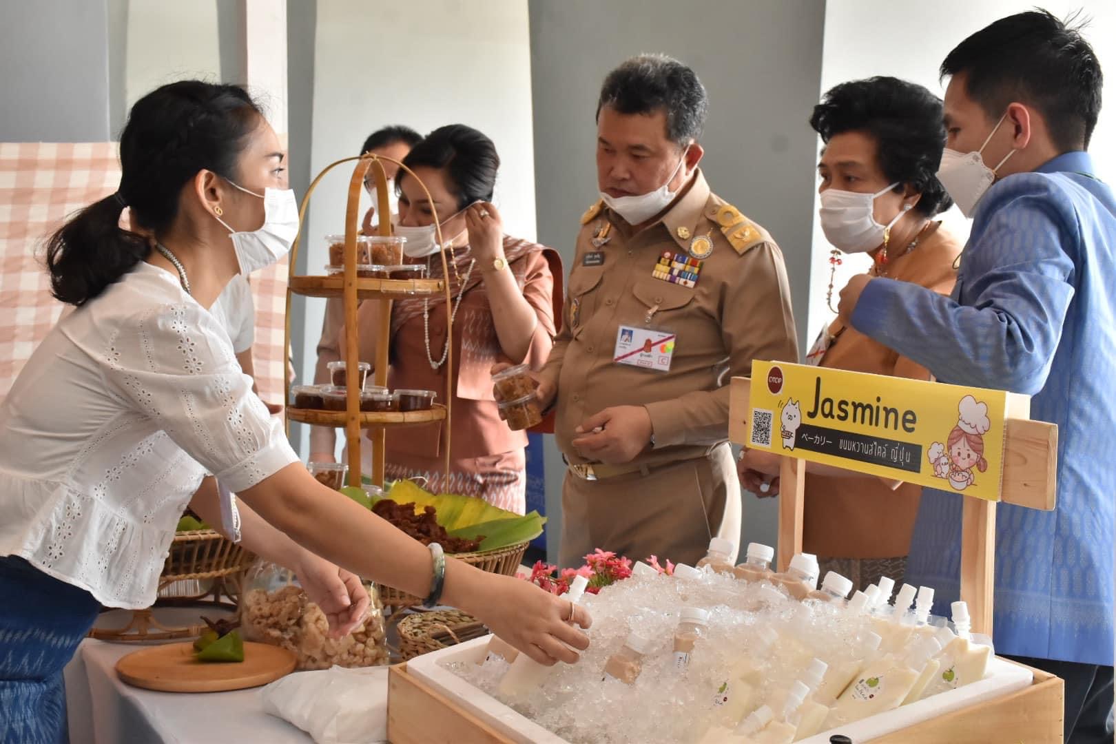 สมเด็จพระเจ้าลูกเธอ เจ้าฟ้าสิริวัณณวรี นารีรัตนราชกัญญา เสด็จทรงเป็นประธานงานเสวนาวิชาการ” หนังสือแนวโน้มและทิศทางผ้าไทยและเครื่องแต่งกายด้วยผ้าไทยเล่มที่ 2 และทอดพระเนตรนิทรรศการกลุ่มทอผ้าไหม และการจัดงานแสดงผลิตภัณฑ์ผ้าไทย และงานหัตถกรรมชุมชนภาคตะวันออกเฉียงเหนือ