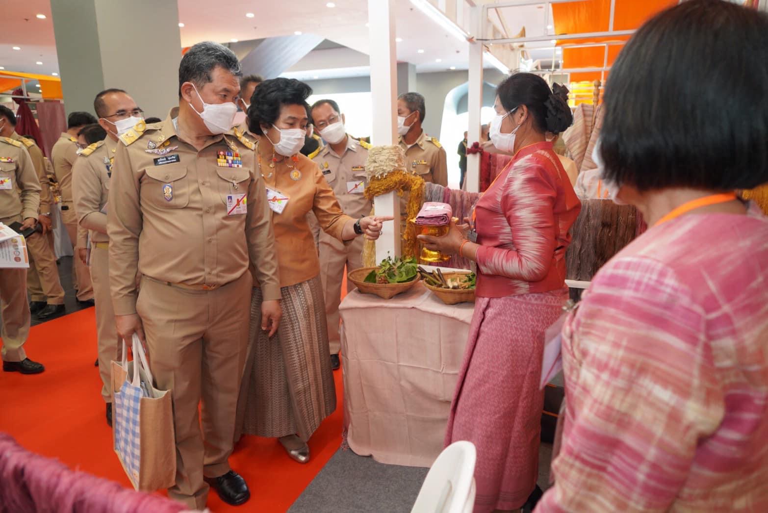 สมเด็จพระเจ้าลูกเธอ เจ้าฟ้าสิริวัณณวรี นารีรัตนราชกัญญา เสด็จทรงเป็นประธานงานเสวนาวิชาการ” หนังสือแนวโน้มและทิศทางผ้าไทยและเครื่องแต่งกายด้วยผ้าไทยเล่มที่ 2 และทอดพระเนตรนิทรรศการกลุ่มทอผ้าไหม และการจัดงานแสดงผลิตภัณฑ์ผ้าไทย และงานหัตถกรรมชุมชนภาคตะวันออกเฉียงเหนือ