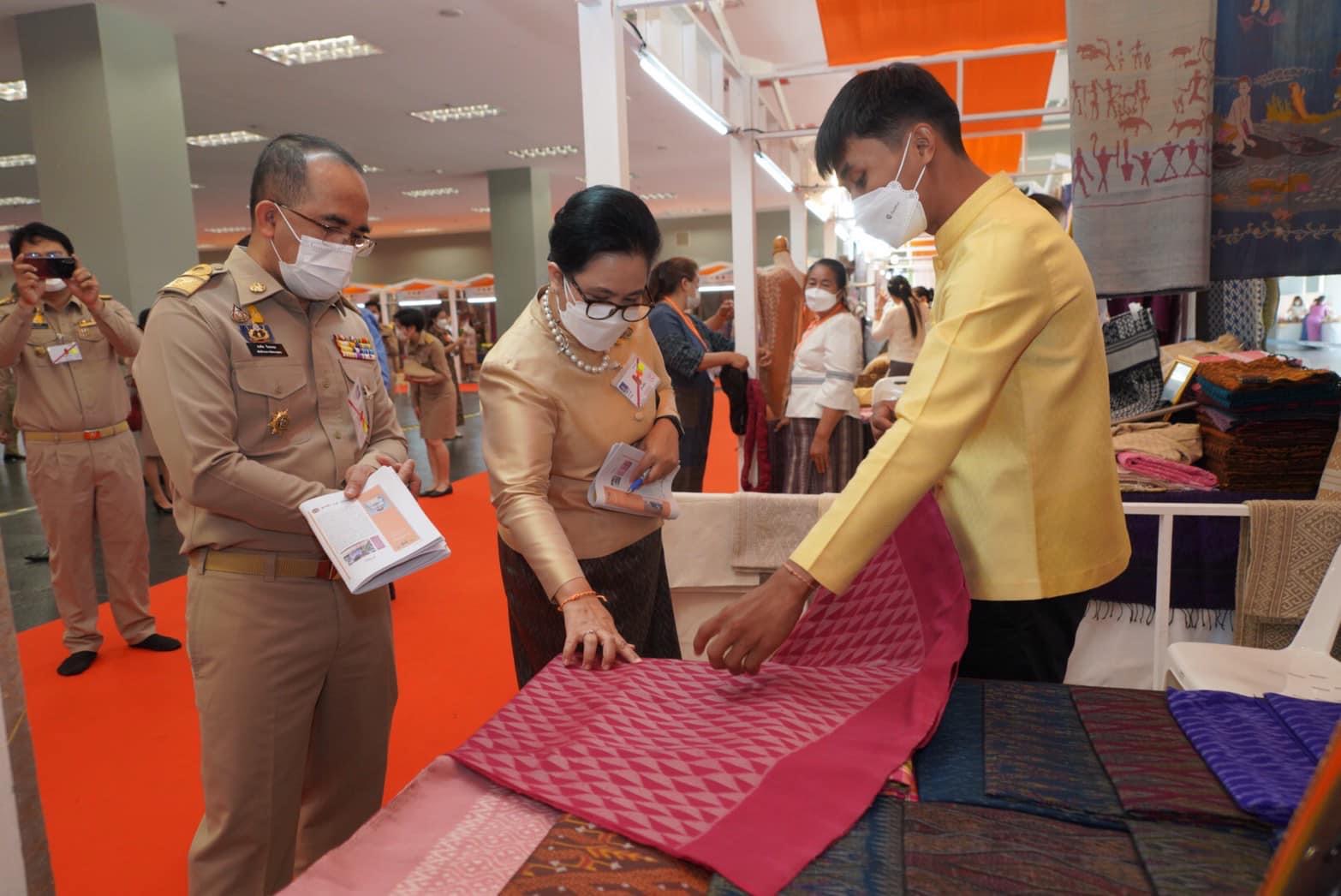 สมเด็จพระเจ้าลูกเธอ เจ้าฟ้าสิริวัณณวรี นารีรัตนราชกัญญา เสด็จทรงเป็นประธานงานเสวนาวิชาการ” หนังสือแนวโน้มและทิศทางผ้าไทยและเครื่องแต่งกายด้วยผ้าไทยเล่มที่ 2 และทอดพระเนตรนิทรรศการกลุ่มทอผ้าไหม และการจัดงานแสดงผลิตภัณฑ์ผ้าไทย และงานหัตถกรรมชุมชนภาคตะวันออกเฉียงเหนือ