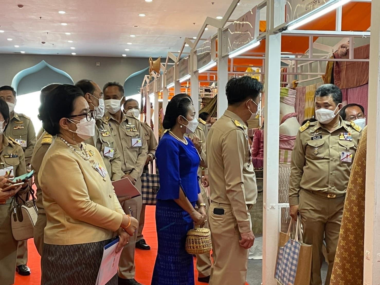 สมเด็จพระเจ้าลูกเธอ เจ้าฟ้าสิริวัณณวรี นารีรัตนราชกัญญา เสด็จทรงเป็นประธานงานเสวนาวิชาการ” หนังสือแนวโน้มและทิศทางผ้าไทยและเครื่องแต่งกายด้วยผ้าไทยเล่มที่ 2 และทอดพระเนตรนิทรรศการกลุ่มทอผ้าไหม และการจัดงานแสดงผลิตภัณฑ์ผ้าไทย และงานหัตถกรรมชุมชนภาคตะวันออกเฉียงเหนือ
