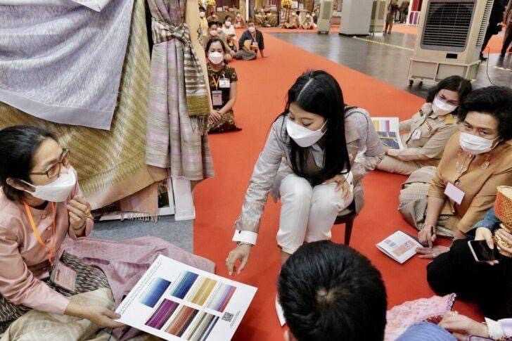 สมเด็จพระเจ้าลูกเธอ เจ้าฟ้าสิริวัณณวรี นารีรัตนราชกัญญา เสด็จทรงเป็นประธานงานเสวนาวิชาการ” หนังสือแนวโน้มและทิศทางผ้าไทยและเครื่องแต่งกายด้วยผ้าไทยเล่มที่ 2 และทอดพระเนตรนิทรรศการกลุ่มทอผ้าไหม และการจัดงานแสดงผลิตภัณฑ์ผ้าไทย และงานหัตถกรรมชุมชนภาคตะวันออกเฉียงเหนือ