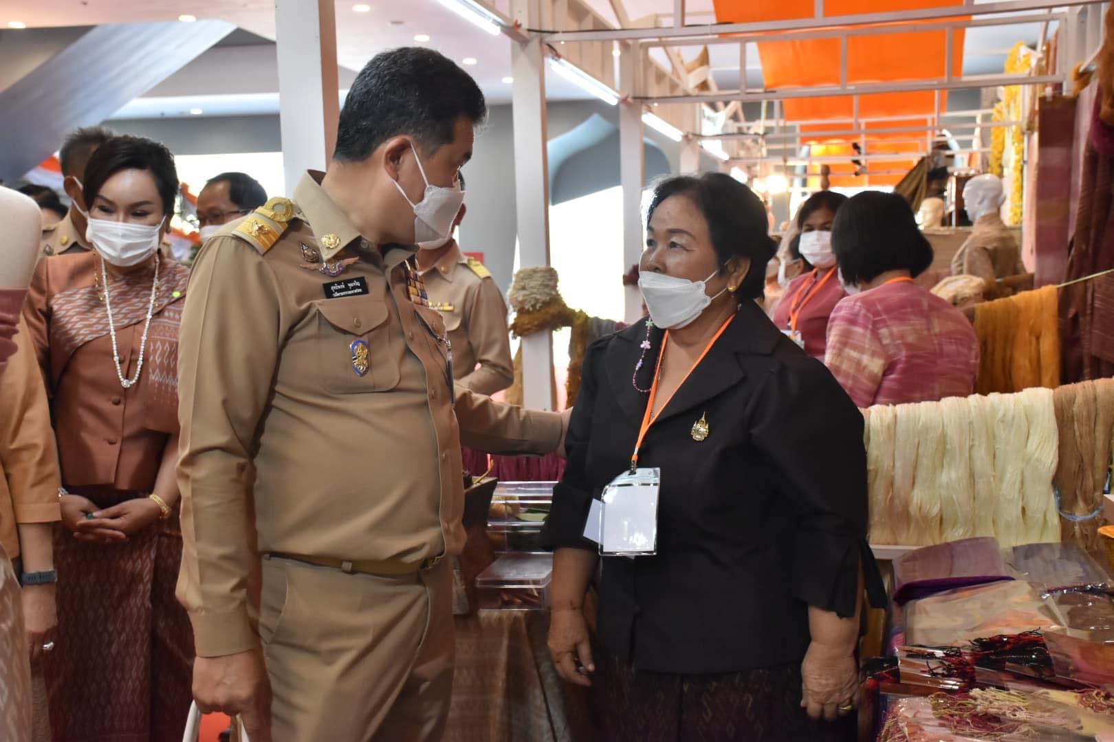 สมเด็จพระเจ้าลูกเธอ เจ้าฟ้าสิริวัณณวรี นารีรัตนราชกัญญา เสด็จทรงเป็นประธานงานเสวนาวิชาการ” หนังสือแนวโน้มและทิศทางผ้าไทยและเครื่องแต่งกายด้วยผ้าไทยเล่มที่ 2 และทอดพระเนตรนิทรรศการกลุ่มทอผ้าไหม และการจัดงานแสดงผลิตภัณฑ์ผ้าไทย และงานหัตถกรรมชุมชนภาคตะวันออกเฉียงเหนือ