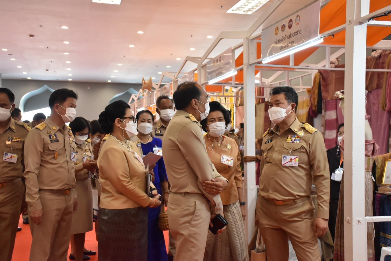 สมเด็จพระเจ้าลูกเธอ เจ้าฟ้าสิริวัณณวรี นารีรัตนราชกัญญา เสด็จทรงเป็นประธานงานเสวนาวิชาการ” หนังสือแนวโน้มและทิศทางผ้าไทยและเครื่องแต่งกายด้วยผ้าไทยเล่มที่ 2 และทอดพระเนตรนิทรรศการกลุ่มทอผ้าไหม และการจัดงานแสดงผลิตภัณฑ์ผ้าไทย และงานหัตถกรรมชุมชนภาคตะวันออกเฉียงเหนือ