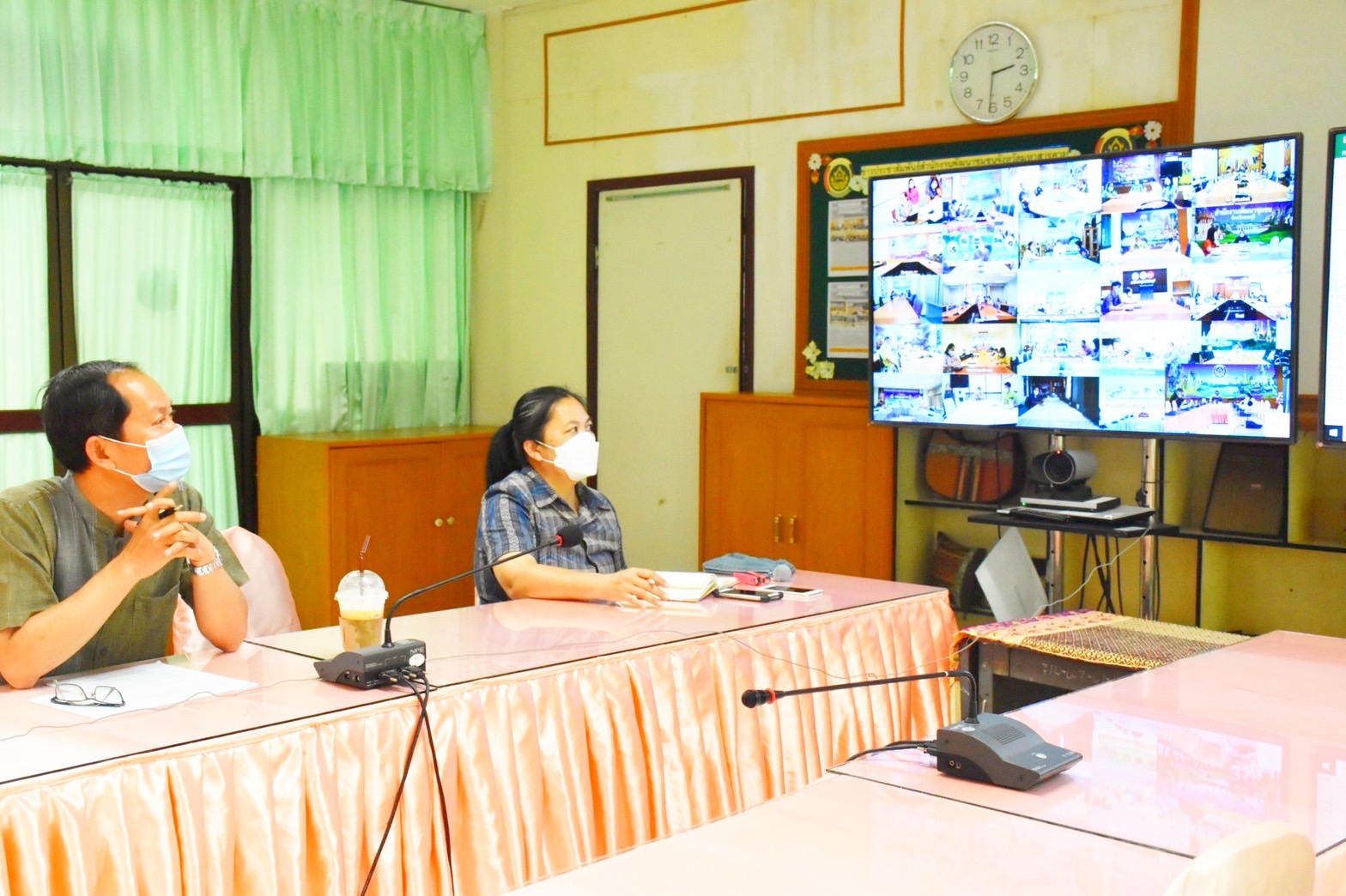 ?? พช.มหาสารคาม เข้าร่วมประชุมชี้แจงการปรับปรุงแบบรายงานข้อมูลโครงการพัฒนาพื้นที่ต้นแบบพัฒนาคุณภาพชีวิตตามหลักทฤษฎีใหม่ประยุกต์สู่ “โคก หนอง นาโมเดล” ผ่านระบบวีดีทัศน์ทางไกล (video conference)