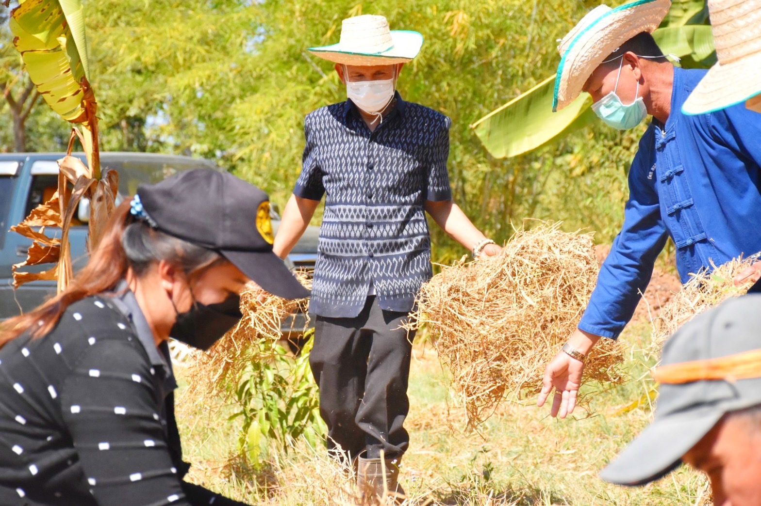 ?? ผู้ตรวจราชการกรมการพัฒนาชุมชน พร้อมทีม พช.มหาสารคาม ภาคี เครือข่ายการพัฒนา สานแรงเอามื้อสามัคคี แปลง “โคก หนอง นา โมเดล” อ.เชียงยืน และ อ.ชื่นชม จ.มหาสารคาม