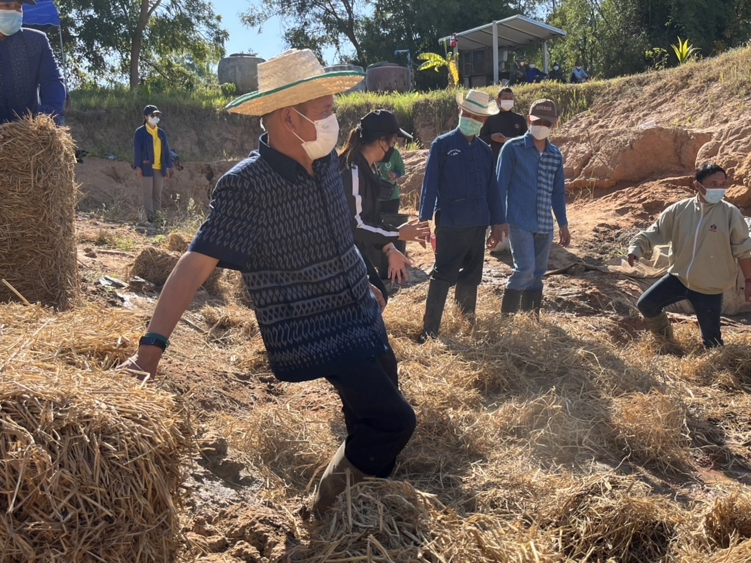 ?? ผู้ตรวจราชการกรมการพัฒนาชุมชน พร้อมทีม พช.มหาสารคาม ภาคี เครือข่ายการพัฒนา สานแรงเอามื้อสามัคคี แปลง “โคก หนอง นา โมเดล” อ.เชียงยืน และ อ.ชื่นชม จ.มหาสารคาม