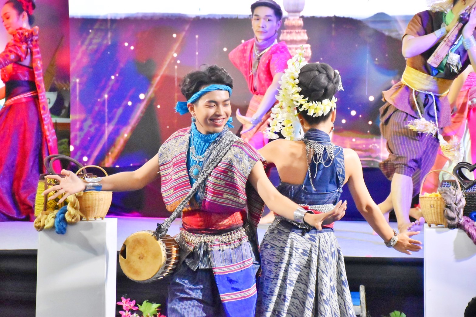พช. มหาสารคาม จัดพิธีเปิดงาน “มหกรรมของดีผลิตภัณฑ์ชุมชน ร้อยแก่นสารสินธุ์” ภายใต้โครงการตามแผนปฏิบัติราชการประจำปีของกลุ่มจังหวัดภาคตะวันออกเฉียงเหนือตอนกลาง ประจำปีงบประมาณ พ.ศ. 2565
