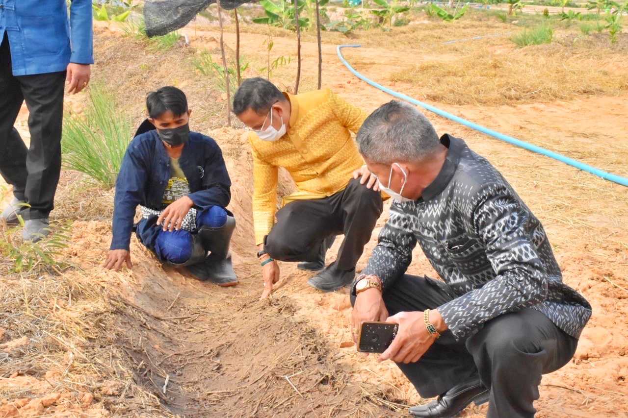 นายวสันต์ ชิงชนะ ผู้ตรวจราชการกรมการพัฒนาชุมชน ลงพื้นที่ติดตามสนับสนุน โครงการ “โคก  หนอง  นา โมเดล” จ.มหาสารคาม