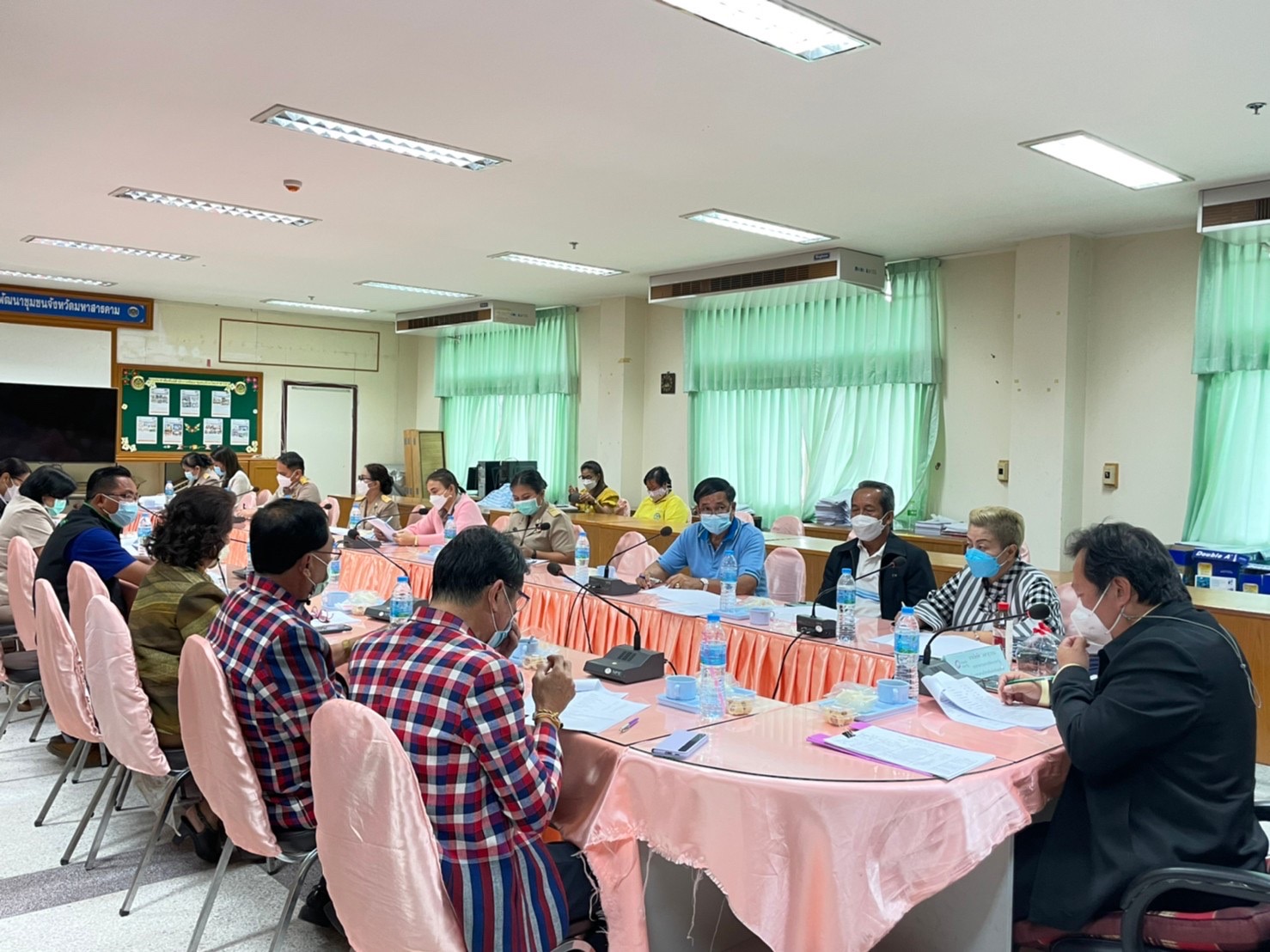 บริษัทประชารัฐรักสามัคคีมหาสารคาม (วิสาหกิจเพื่อสังคม) จำกัด ร่วมกับหน่วยงานและภาคีเครือข่ายในการ หารือแนวทางการเปิดตลาดร่วมใจไทสารคามเพื่อบรรเทาค่าครองชีพ ในการประชุมประจำเดือนครั้งที่ 2/2565