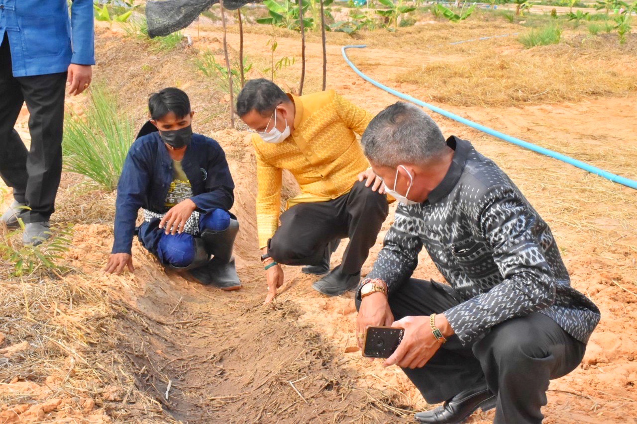 นายวสันต์ ชิงชนะ ผู้ตรวจราชการกรมการพัฒนาชุมชน ลงพื้นที่ติดตามสนับสนุน โครงการ “โคก  หนอง  นา โมเดล” จ.มหาสารคาม