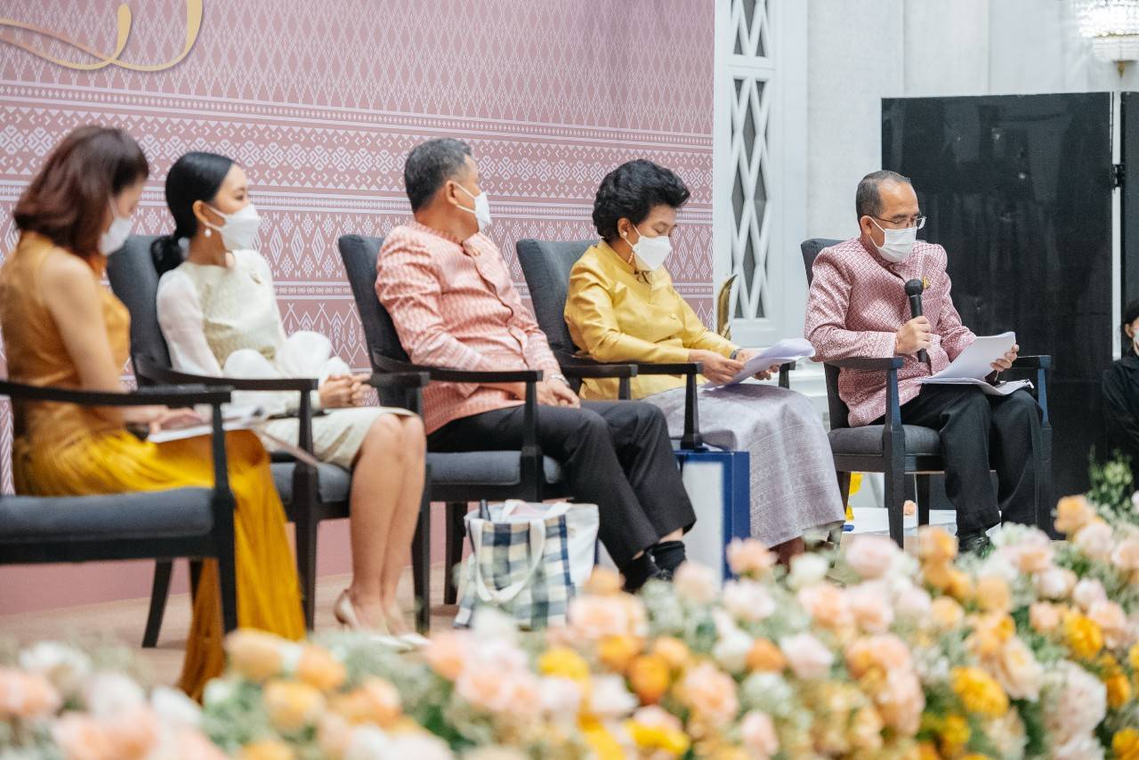 ผู้ว่าฯ มหาสารคาม รับมอบลายผ้าขิดพระราชทาน “ผ้าขิดลายนารีรัตนราชกัญญา” เพื่อนำไปมอบให้แก่ผู้ประกอบการ ช่างทอผ้าทุกกลุ่ม ทุกเทคนิค นำไปทอผ้า ผลิตผ้า สืบสานภูมิปัญญาพื้นถิ่นจังหวัดมหาสารคามต่อไป
