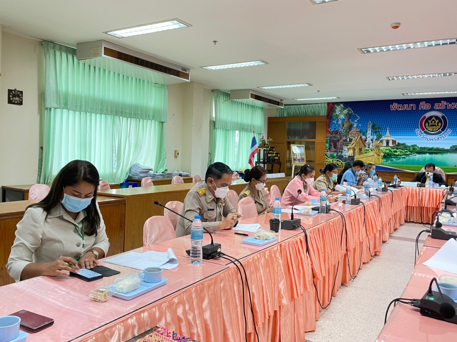 บริษัทประชารัฐรักสามัคคีมหาสารคาม (วิสาหกิจเพื่อสังคม) จำกัด ร่วมกับหน่วยงานและภาคีเครือข่ายในการ หารือแนวทางการเปิดตลาดร่วมใจไทสารคามเพื่อบรรเทาค่าครองชีพ ในการประชุมประจำเดือนครั้งที่ 2/2565