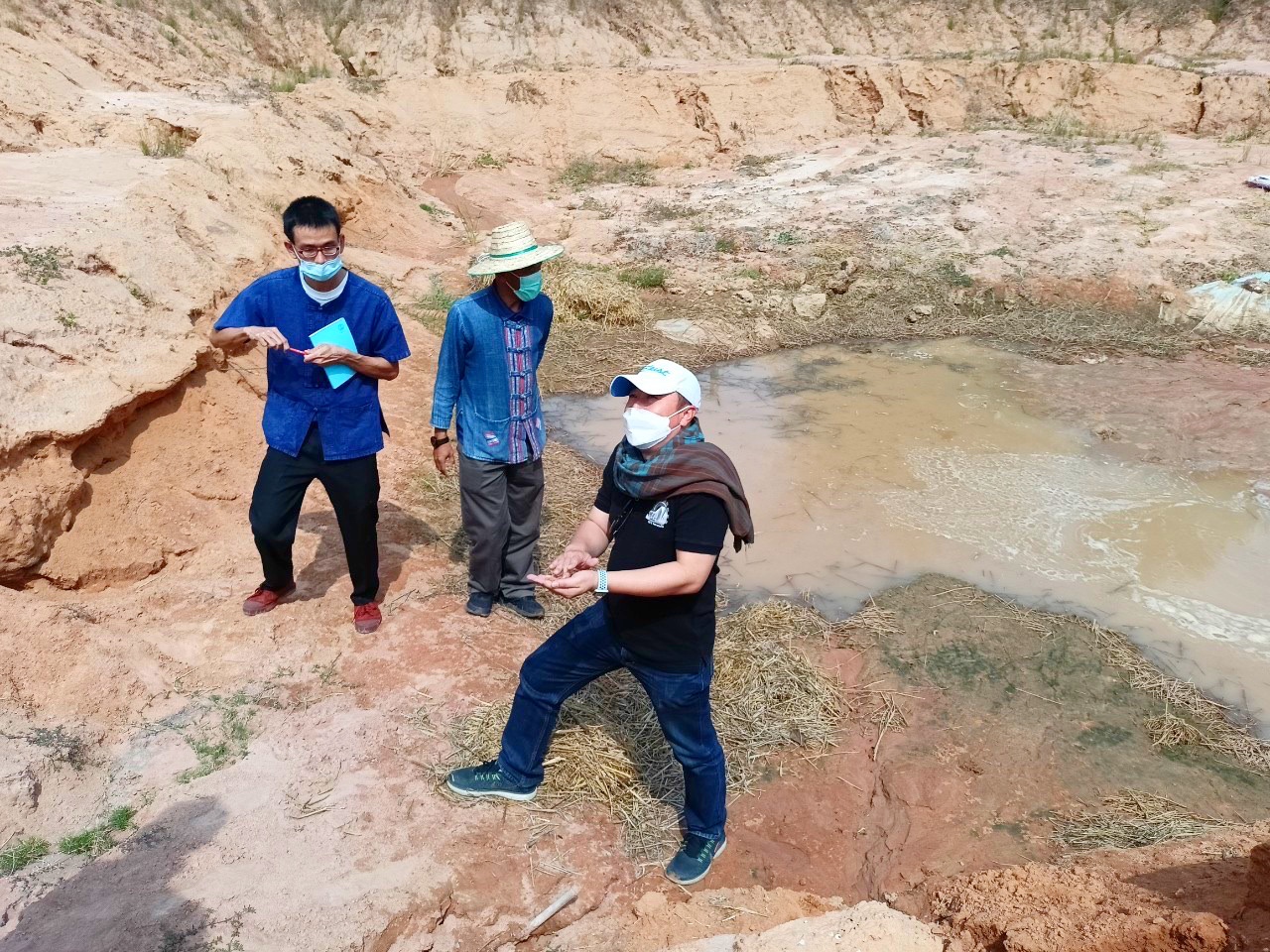 พช.มหาสารคาม ผนึกกำลัง สมาคมศิษย์เก่าวิศวกรรมศาสตร์ มหาวิทยาลัยขอนแก่น ลงพื้นที่ แนะวิธีปรับปรุงแปลง “โคก หนอง นา พช.”