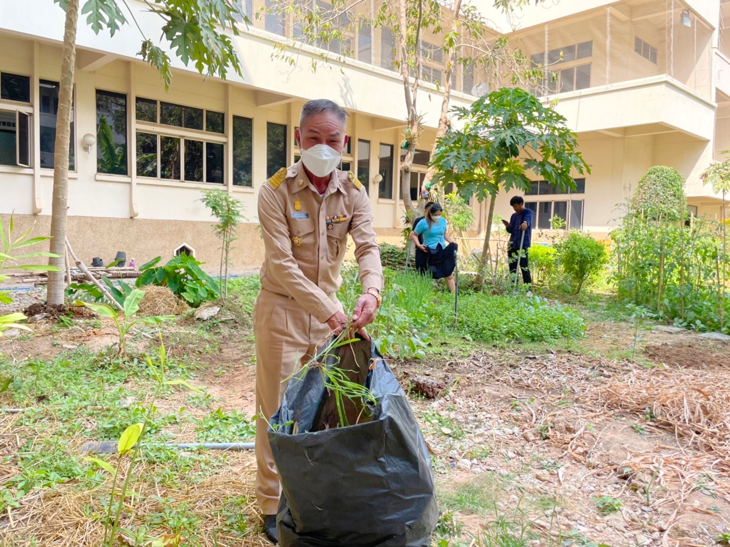 พัฒนาการจังหวัดมหาสารคามนำทีมปรับปรุงภูมิทัศน์ ลานจตุรมุข ศาลากลางจังหวัดมหาสารคาม