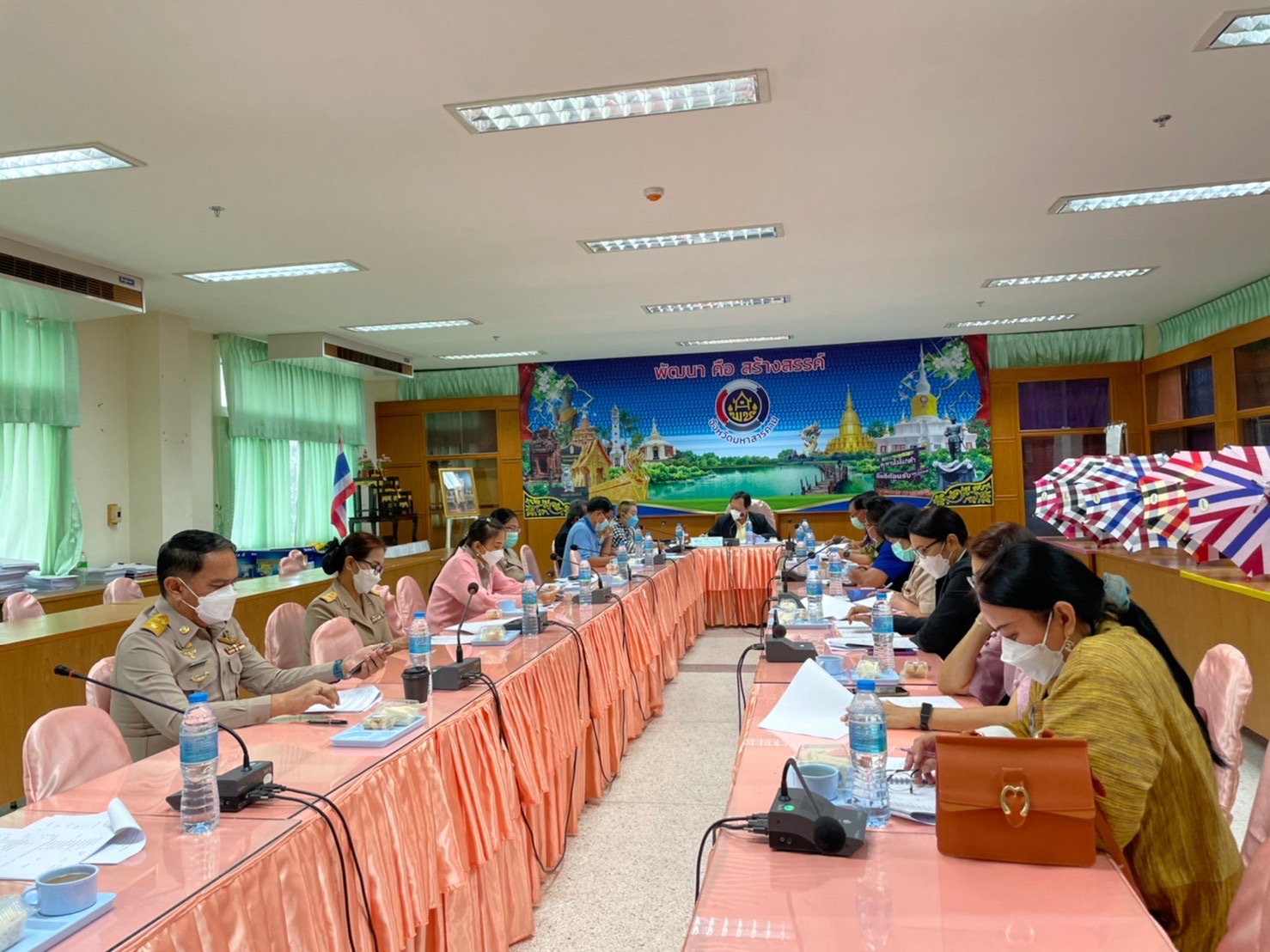 บริษัทประชารัฐรักสามัคคีมหาสารคาม (วิสาหกิจเพื่อสังคม) จำกัด ร่วมกับหน่วยงานและภาคีเครือข่ายในการ หารือแนวทางการเปิดตลาดร่วมใจไทสารคามเพื่อบรรเทาค่าครองชีพ ในการประชุมประจำเดือนครั้งที่ 2/2565