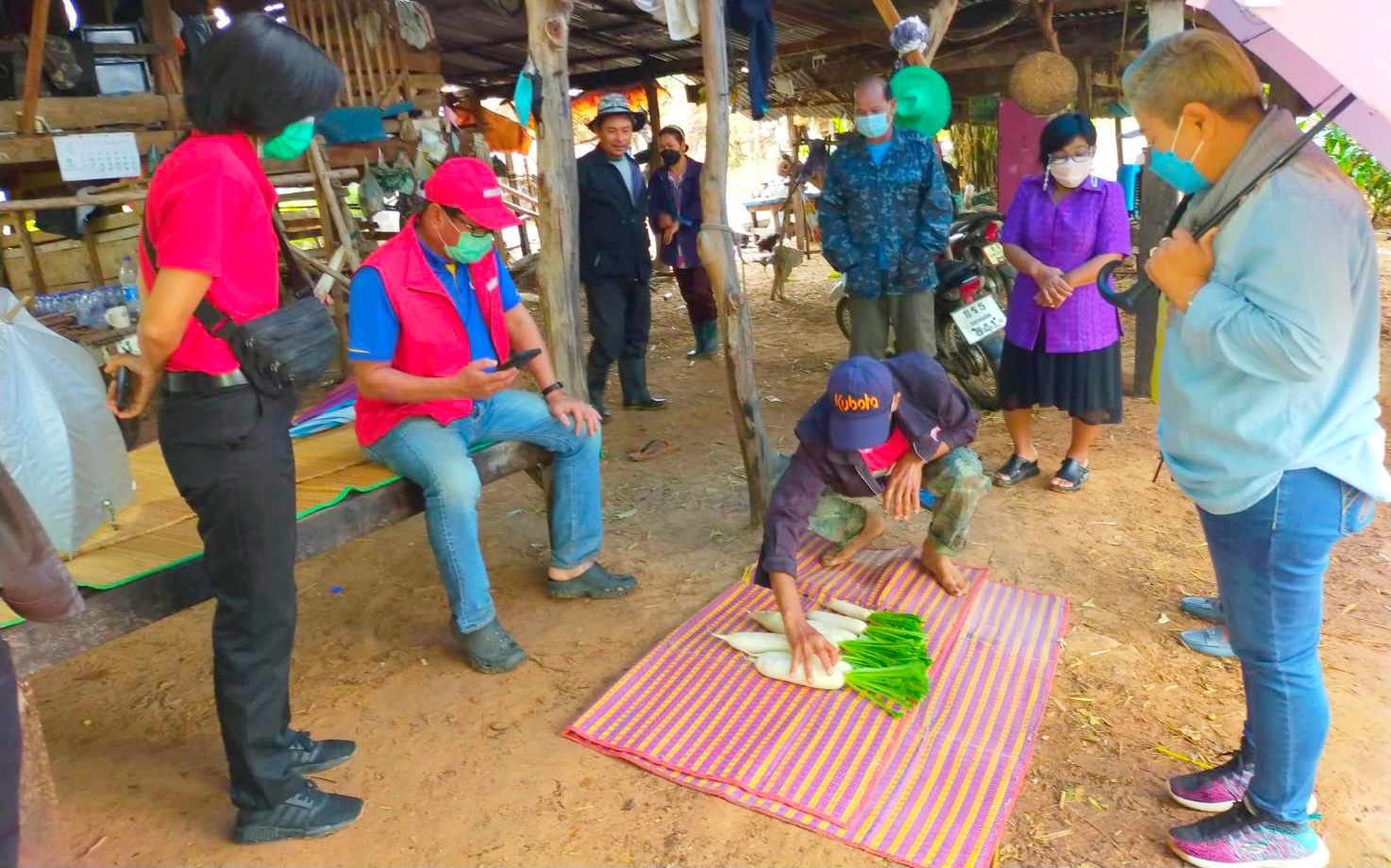 พช.มหาสารคามร่วมกับบริษัทประชารัฐรักสามัคคีมหาสารคาม(วิสาหกิจเพื่อสังคม)จำกัด ในฐานะคณะทำงานด้านการพัฒนาเศรษฐกิจฐานรากและประชารัฐ (E3)พร้อมด้วยผู้แทนบริษัท แม็คโคร ลงพื้นที่เยี่ยมแปลงเกษตรกร