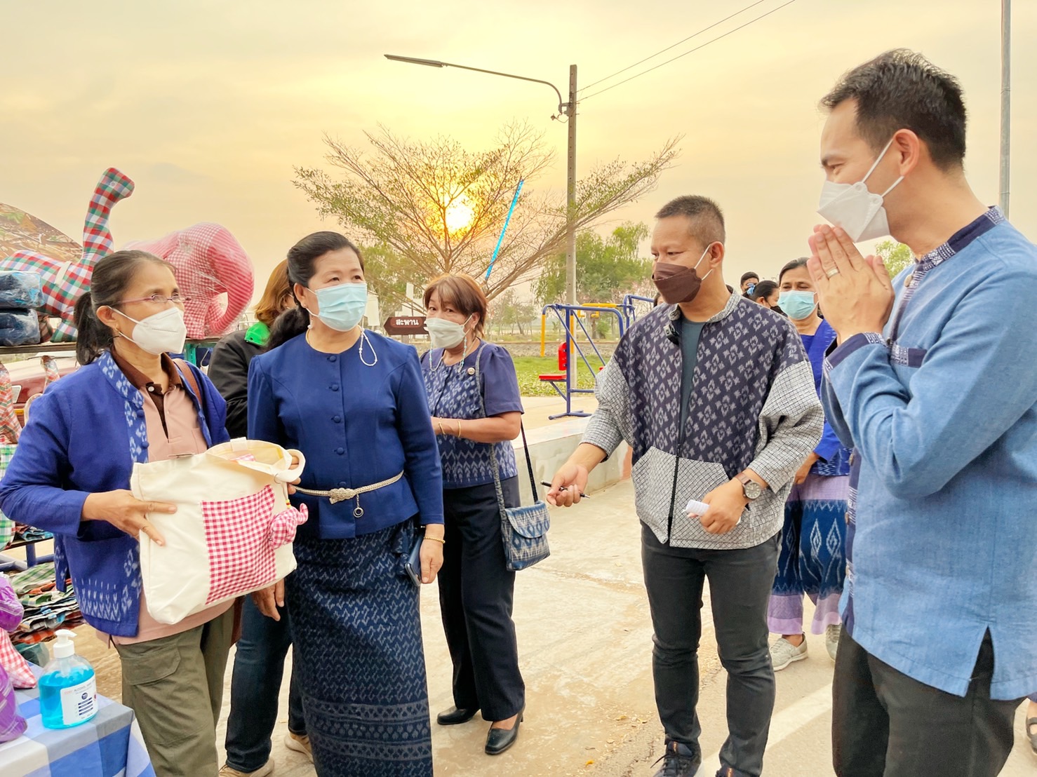 สำนักงานพัฒนาชุมชนอำเภอกันทรวิชัย ร่วมกับเครือข่ายโอทอป อ.กันทรวิชัย จ.มหาสารคาม เปิดตลาดนัด ถนนคนเดิน ออนซอนกันทรวิชัย เพื่อกระตุ้นเศรษฐกิจฐานราก