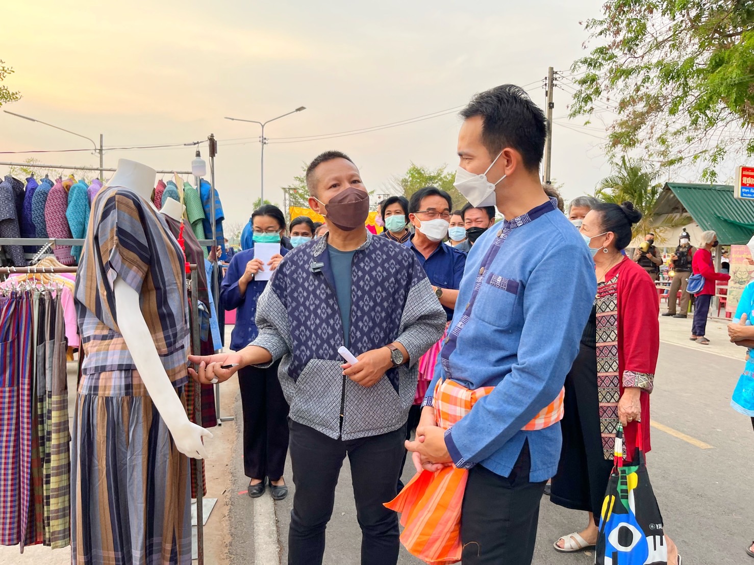 สำนักงานพัฒนาชุมชนอำเภอกันทรวิชัย ร่วมกับเครือข่ายโอทอป อ.กันทรวิชัย จ.มหาสารคาม เปิดตลาดนัด ถนนคนเดิน ออนซอนกันทรวิชัย เพื่อกระตุ้นเศรษฐกิจฐานราก
