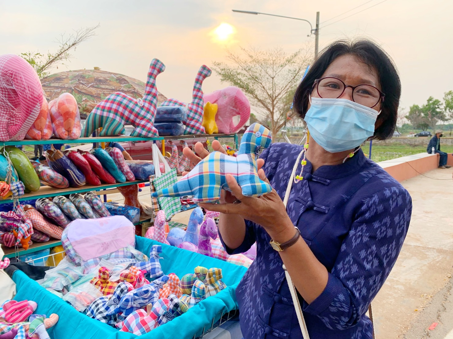 สำนักงานพัฒนาชุมชนอำเภอกันทรวิชัย ร่วมกับเครือข่ายโอทอป อ.กันทรวิชัย จ.มหาสารคาม เปิดตลาดนัด ถนนคนเดิน ออนซอนกันทรวิชัย เพื่อกระตุ้นเศรษฐกิจฐานราก