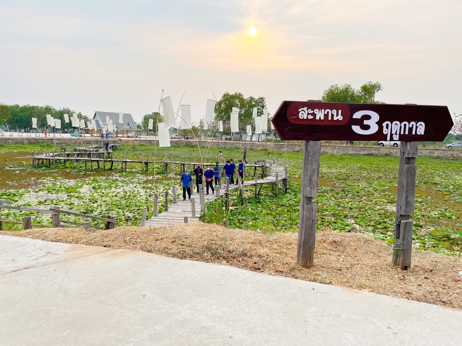 สำนักงานพัฒนาชุมชนอำเภอกันทรวิชัย ร่วมกับเครือข่ายโอทอป อ.กันทรวิชัย จ.มหาสารคาม เปิดตลาดนัด ถนนคนเดิน ออนซอนกันทรวิชัย เพื่อกระตุ้นเศรษฐกิจฐานราก