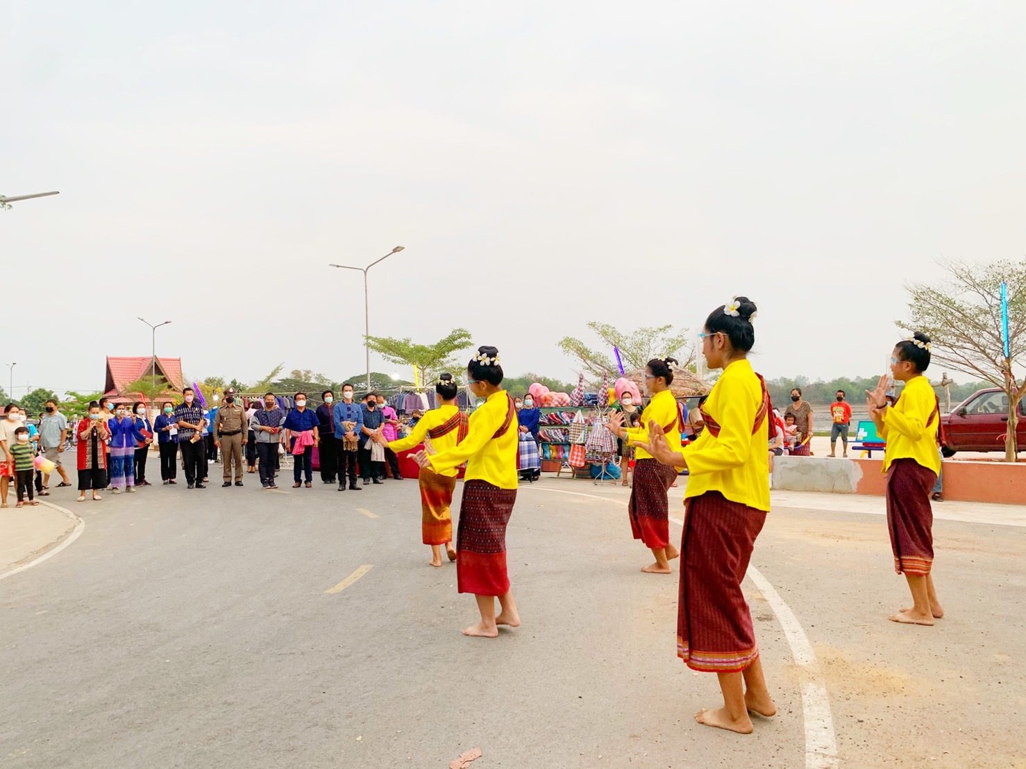 สำนักงานพัฒนาชุมชนอำเภอกันทรวิชัย ร่วมกับเครือข่ายโอทอป อ.กันทรวิชัย จ.มหาสารคาม เปิดตลาดนัด ถนนคนเดิน ออนซอนกันทรวิชัย เพื่อกระตุ้นเศรษฐกิจฐานราก