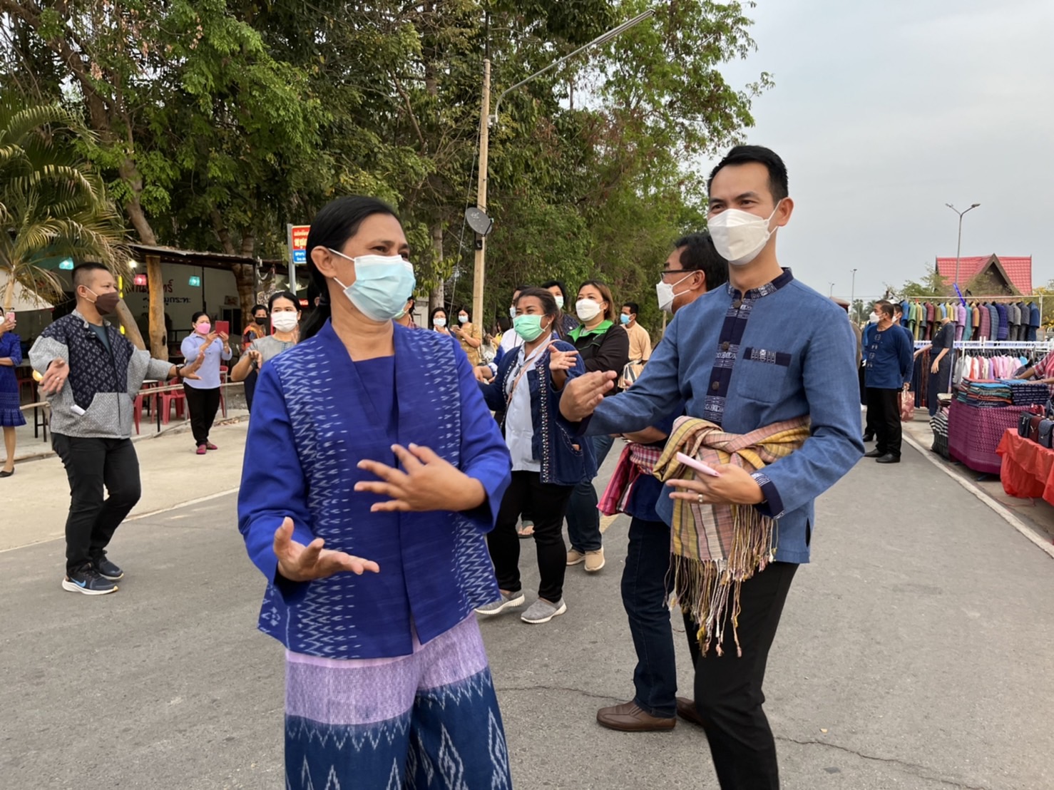สำนักงานพัฒนาชุมชนอำเภอกันทรวิชัย ร่วมกับเครือข่ายโอทอป อ.กันทรวิชัย จ.มหาสารคาม เปิดตลาดนัด ถนนคนเดิน ออนซอนกันทรวิชัย เพื่อกระตุ้นเศรษฐกิจฐานราก