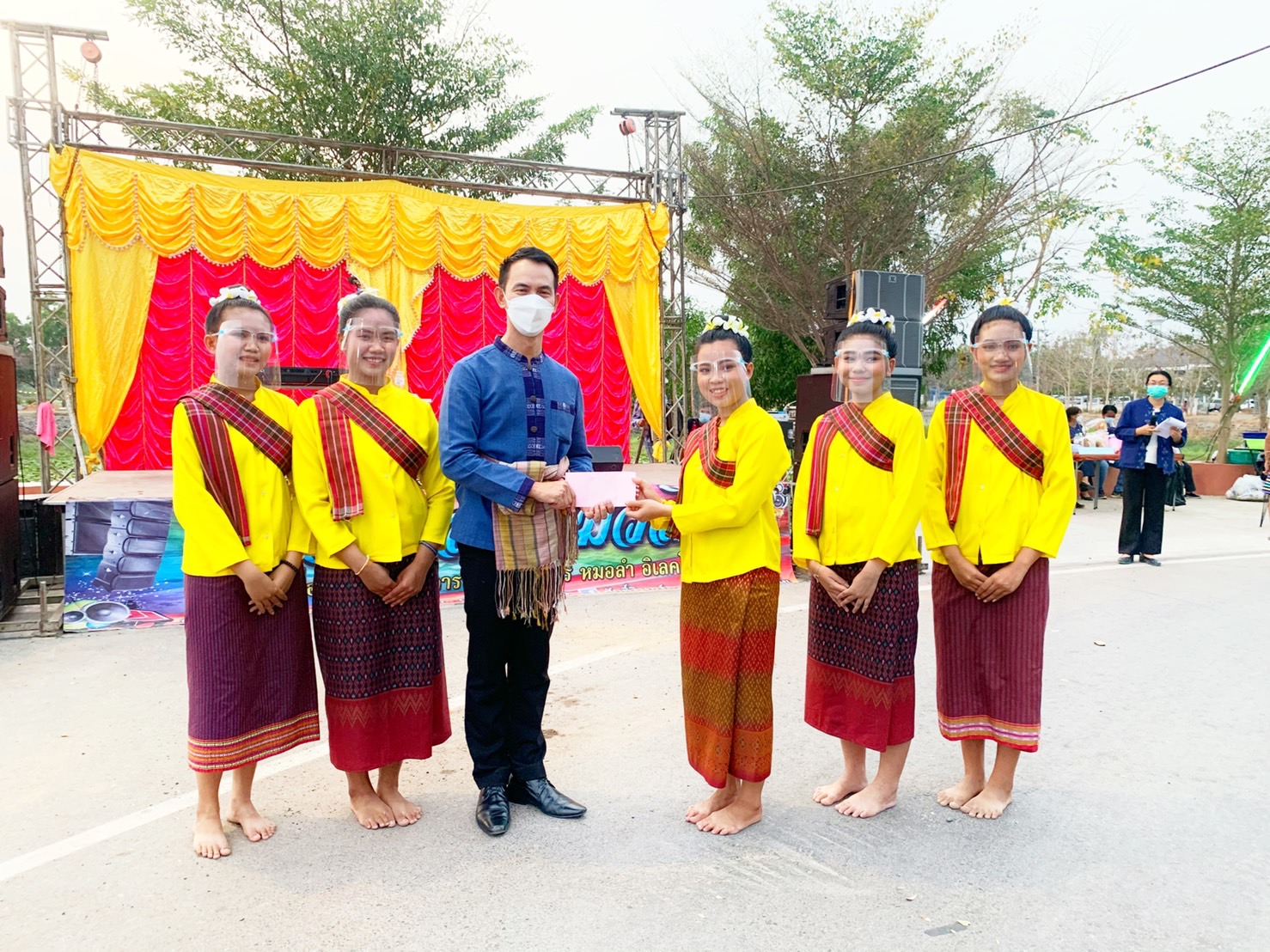 สำนักงานพัฒนาชุมชนอำเภอกันทรวิชัย ร่วมกับเครือข่ายโอทอป อ.กันทรวิชัย จ.มหาสารคาม เปิดตลาดนัด ถนนคนเดิน ออนซอนกันทรวิชัย เพื่อกระตุ้นเศรษฐกิจฐานราก