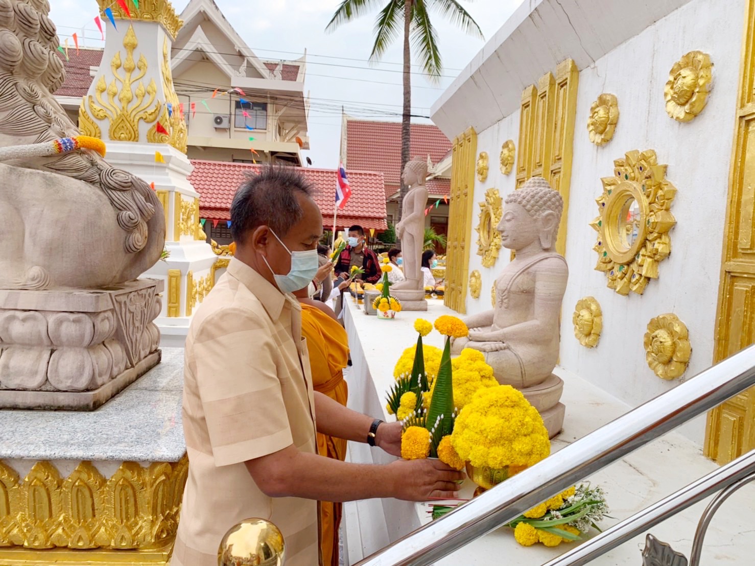 พช.มหาสารคาม ร่วมพิธีสมโภชพระธาตุพุทธมงคล และเวียนเทียน เนื่องในวันมาฆบูชา พุทธศักราช 2565