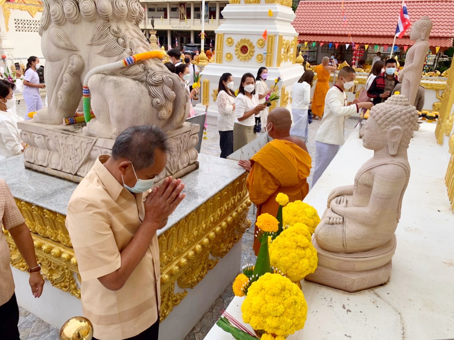 พช.มหาสารคาม ร่วมพิธีสมโภชพระธาตุพุทธมงคล และเวียนเทียน เนื่องในวันมาฆบูชา พุทธศักราช 2565