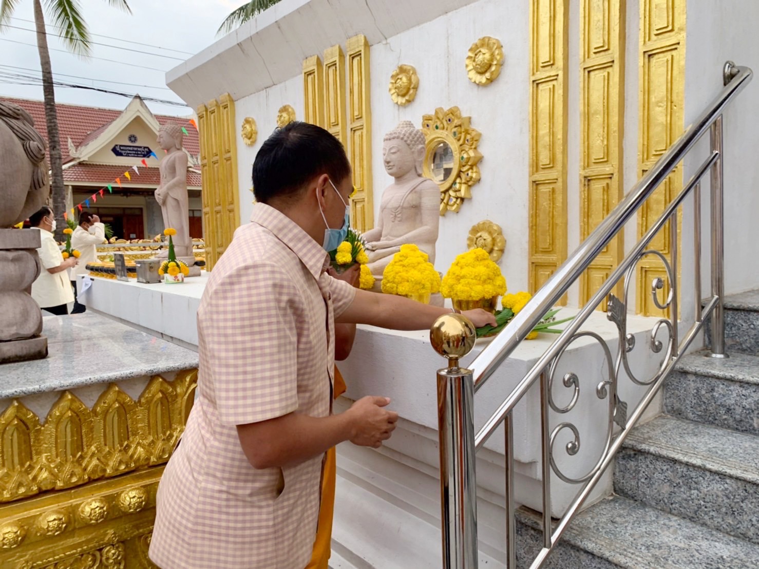 พช.มหาสารคาม ร่วมพิธีสมโภชพระธาตุพุทธมงคล และเวียนเทียน เนื่องในวันมาฆบูชา พุทธศักราช 2565