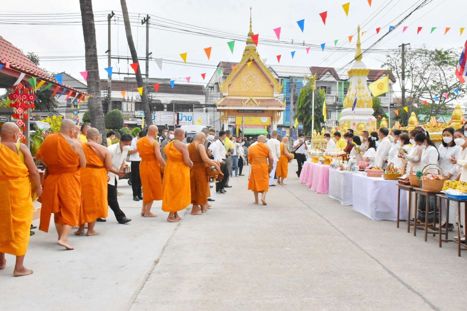 พช.มหาสารคาม ร่วมพิธีทำบุญตักบาตร เนื่องในวันมาฆบูชา พุทธศักราช 2565 จังหวัดมหาสารคาม